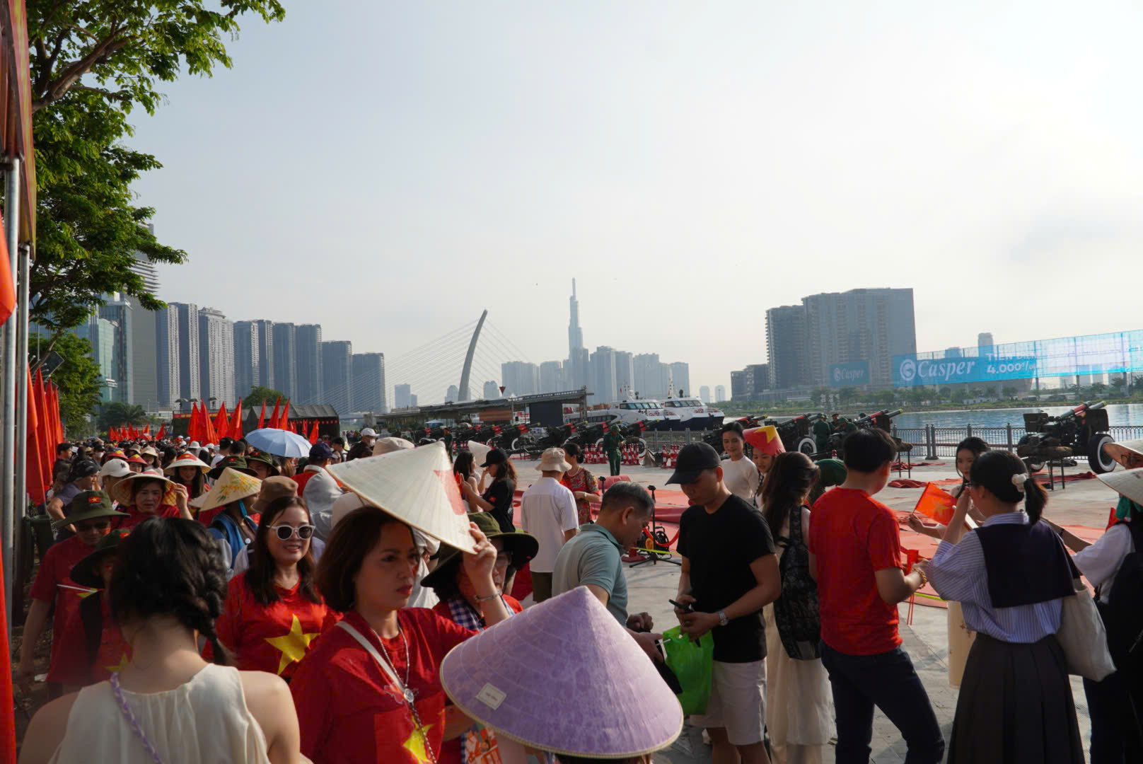 Cận kề 30.4, dòng người tranh thủ check-in với những view '50 năm mới có 1 lần' - Ảnh 13.