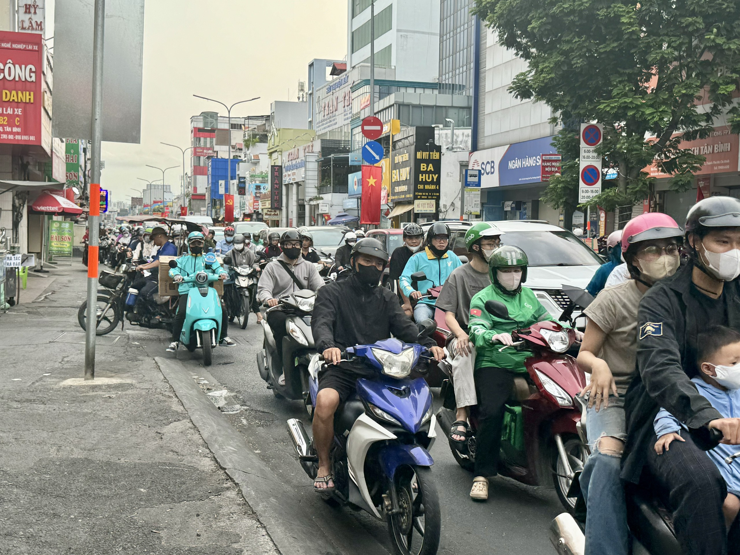 Sân bay Tân Sơn Nhất nhộn nhip, đông người về quê, đi du lịch nghỉ lễ 30.4 - Ảnh 7.