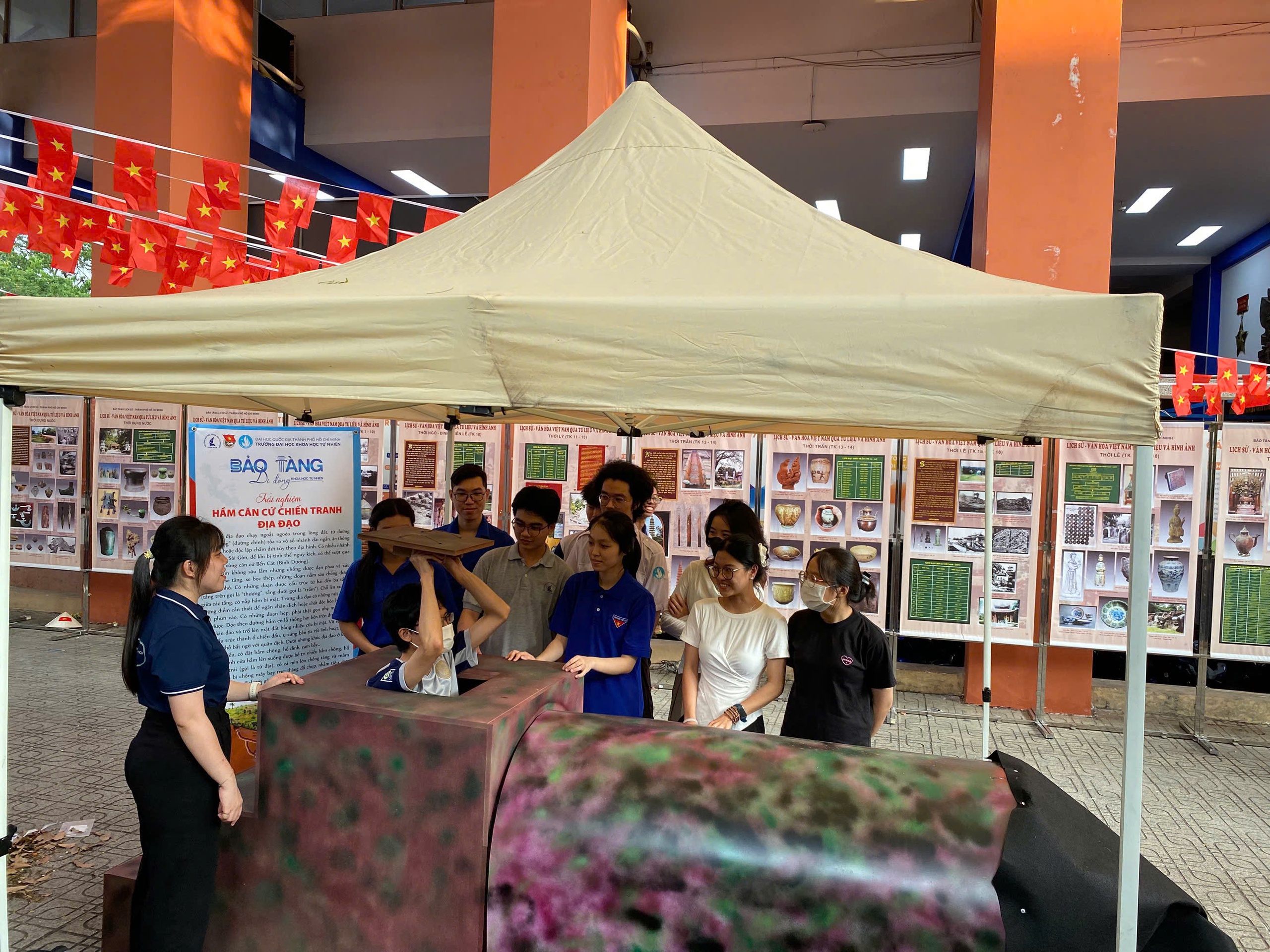 Sinh viên trải nghiệm mô hình Địa đạo Củ Chi ngay tại trường - Ảnh 5. Sinh viên trải nghiệm mô hình Địa đạo Củ Chi ngay tại trường - Ảnh 5.