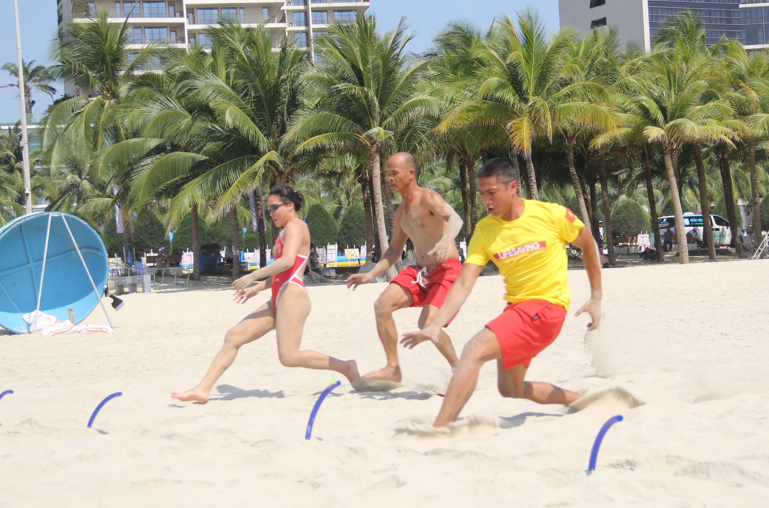 Trình diễn bikini, thi cứu hộ quốc tế cực 'cháy' tại biển Đà Nẵng- Ảnh 7. Trình diễn bikini, thi cứu hộ quốc tế cực 'cháy' tại biển Đà Nẵng- Ảnh 7.