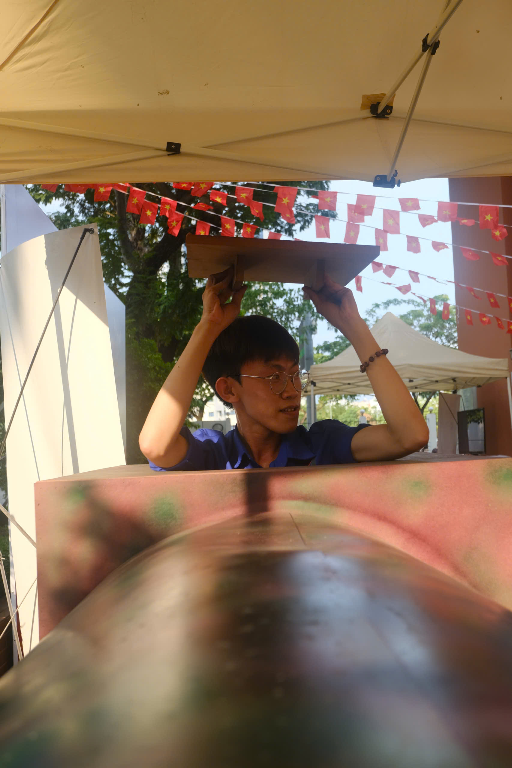 Sinh viên trải nghiệm mô hình Địa đạo Củ Chi ngay tại trường - Ảnh 3. Sinh viên trải nghiệm mô hình Địa đạo Củ Chi ngay tại trường - Ảnh 3.