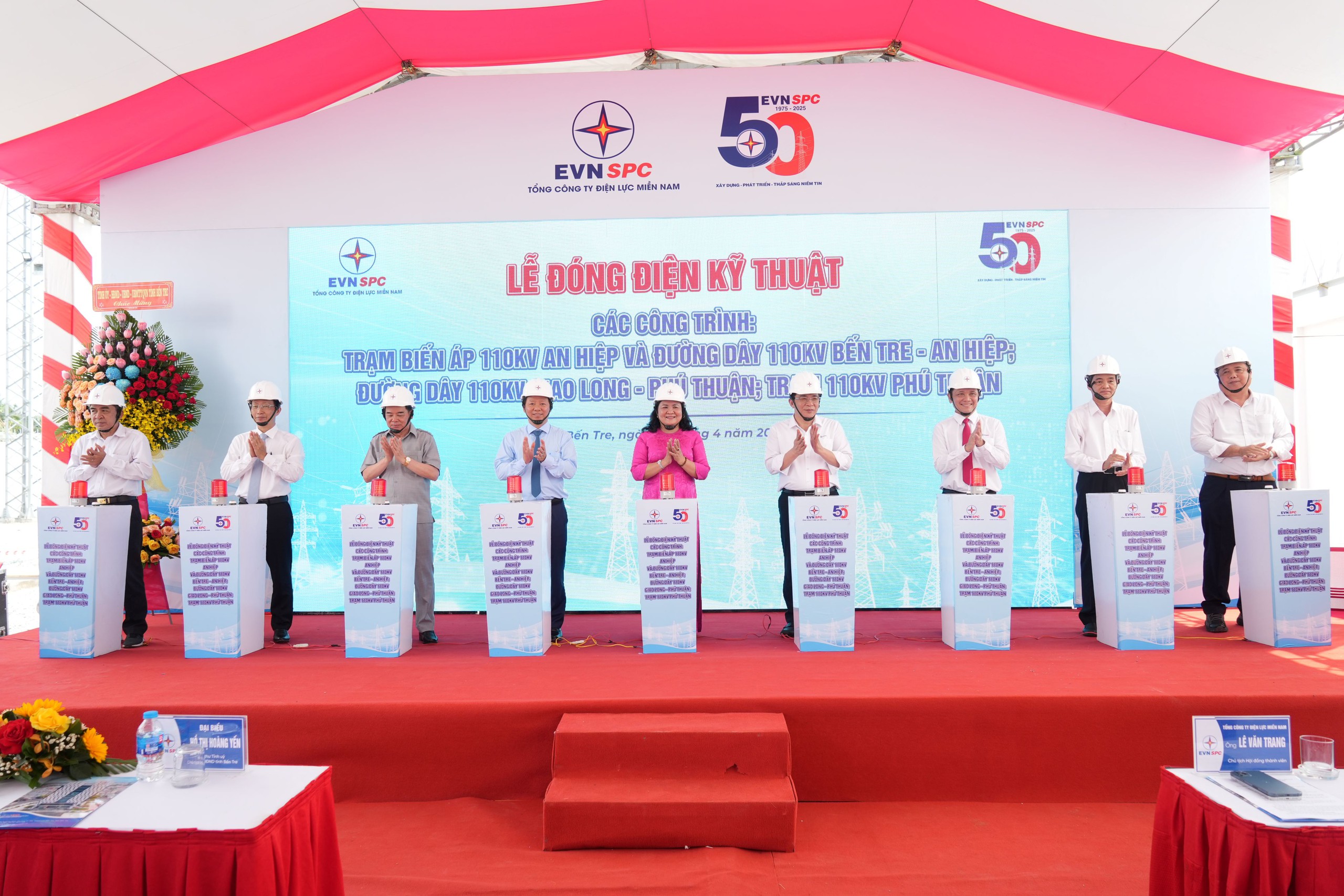 EVNSPC đóng điện kỹ thuật 3 công trình trọng điểm tại Bến Tre  - Ảnh 2.