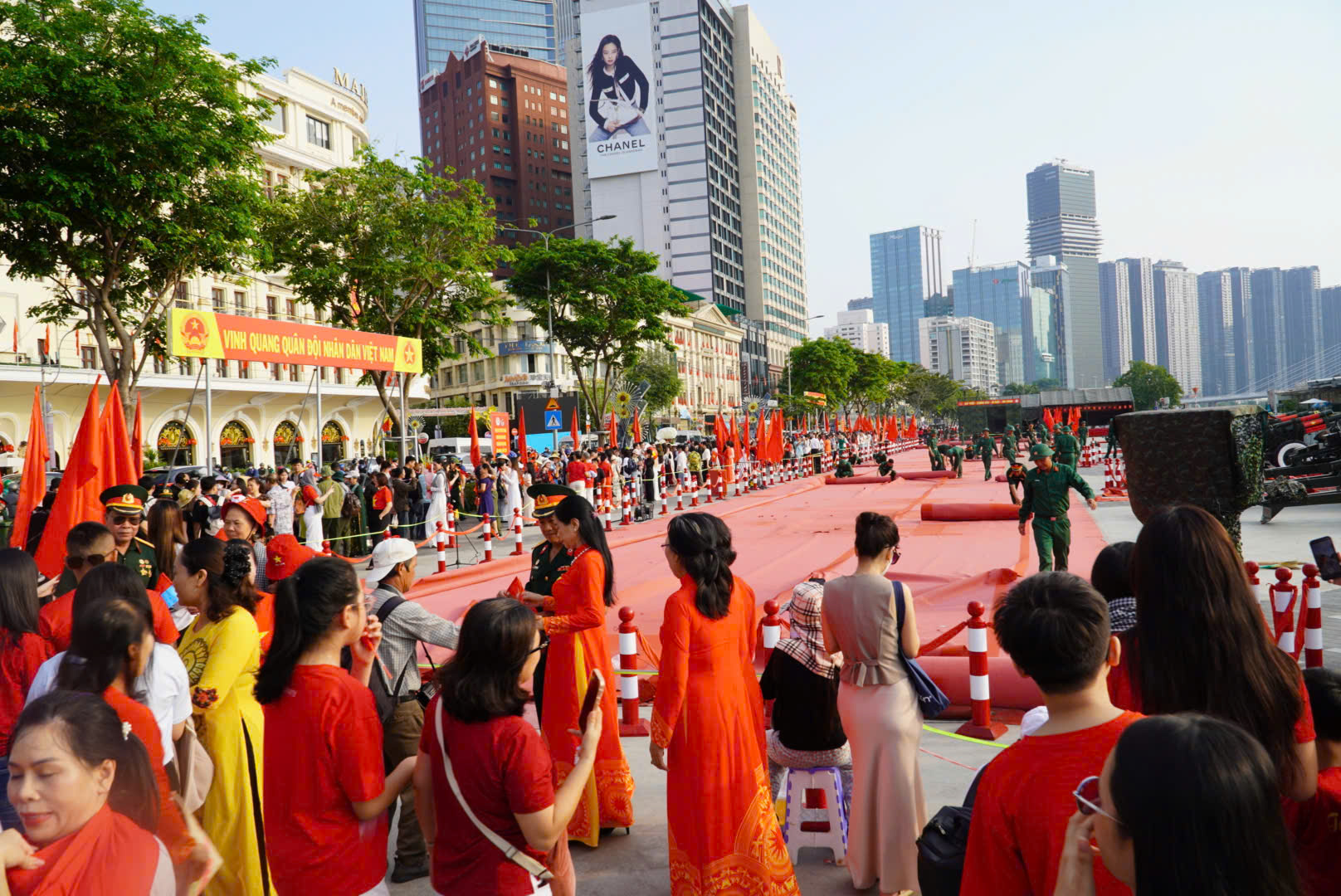 Cận kề 30.4, dòng người tranh thủ check-in với những view ’50 năm mới có 1 lần’
