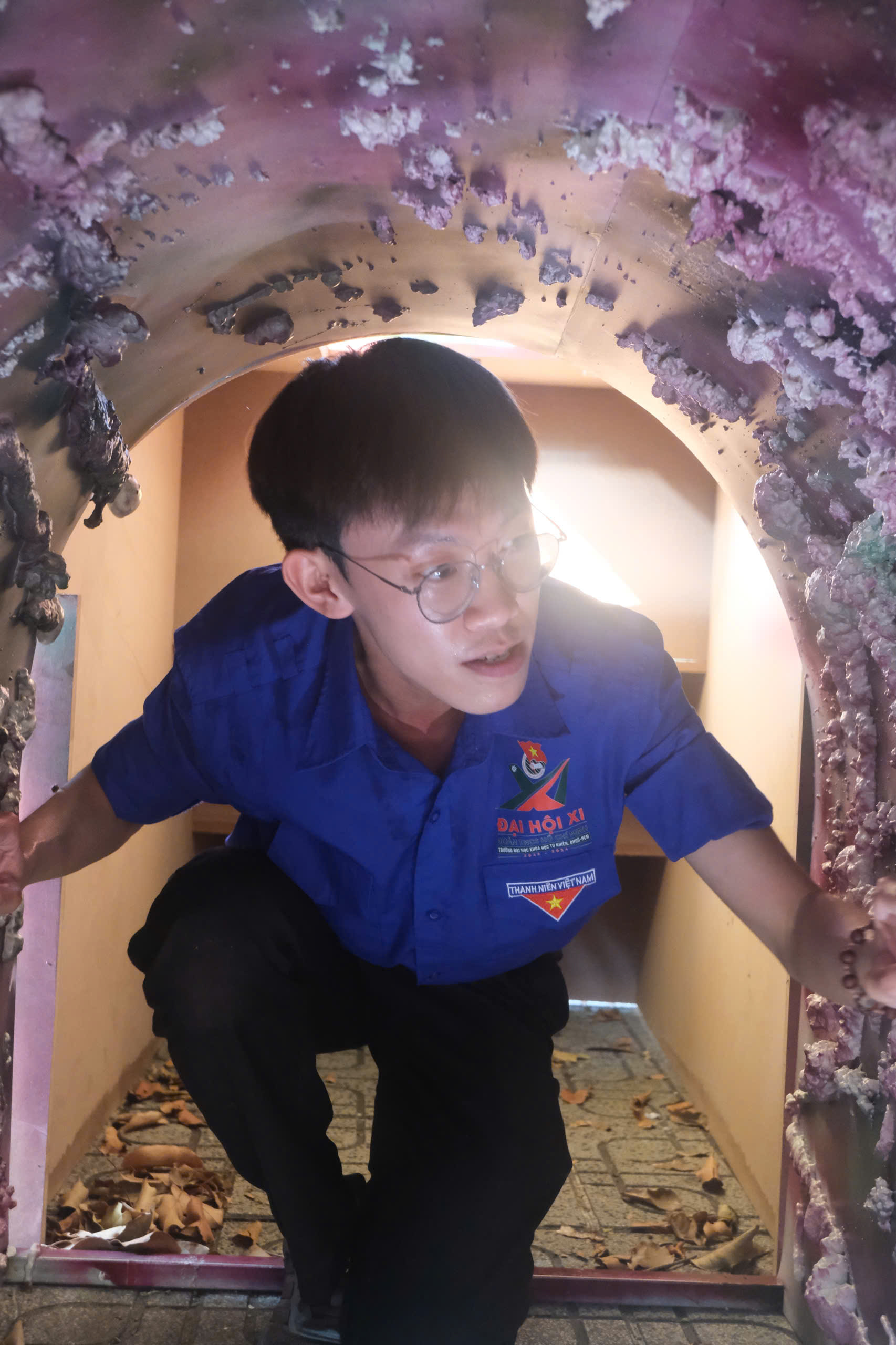 Sinh viên trải nghiệm mô hình Địa đạo Củ Chi ngay tại trường - Ảnh 2. Sinh viên trải nghiệm mô hình Địa đạo Củ Chi ngay tại trường - Ảnh 2.