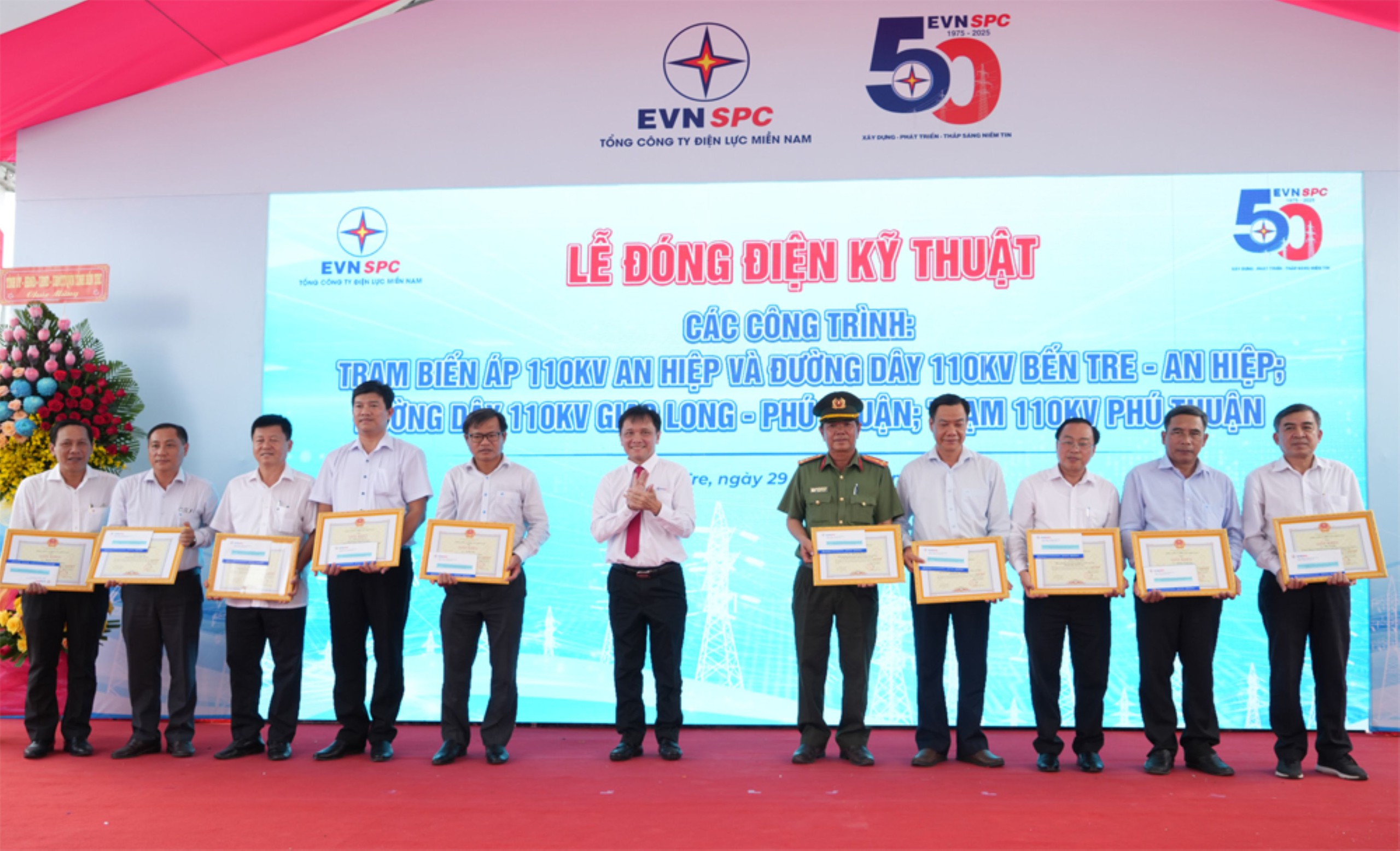 EVNSPC đóng điện kỹ thuật 3 công trình trọng điểm tại Bến Tre  - Ảnh 4.