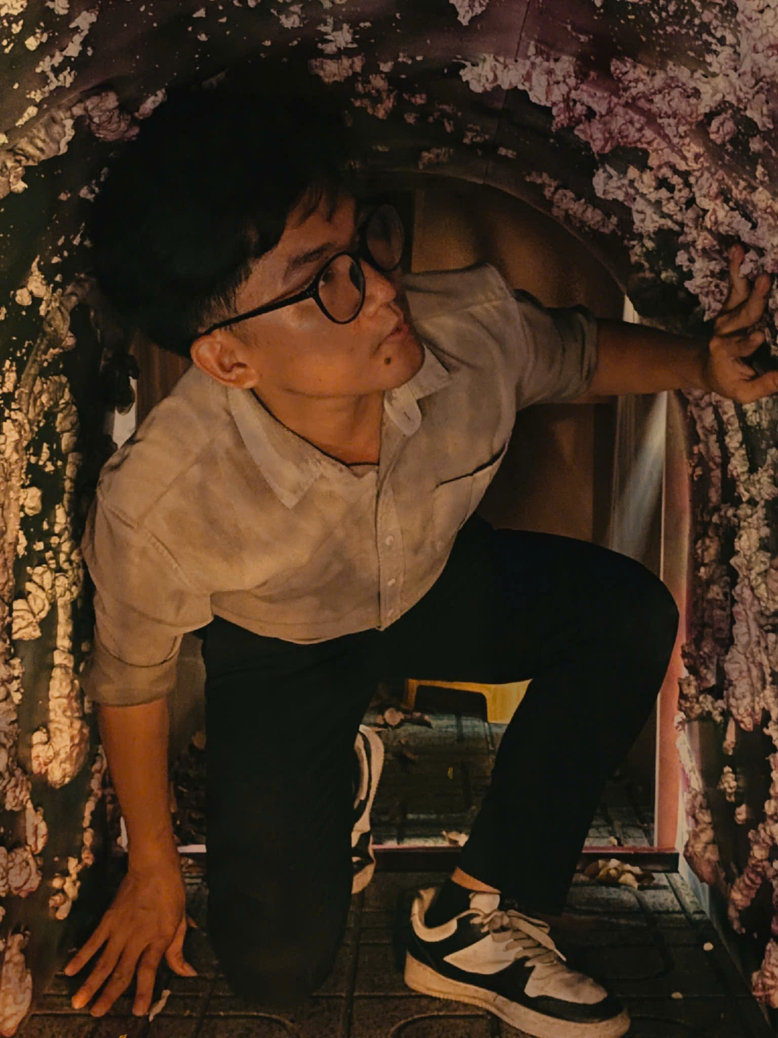 Sinh viên trải nghiệm mô hình Địa đạo Củ Chi ngay tại trường - Ảnh 1. Sinh viên trải nghiệm mô hình Địa đạo Củ Chi ngay tại trường - Ảnh 1.