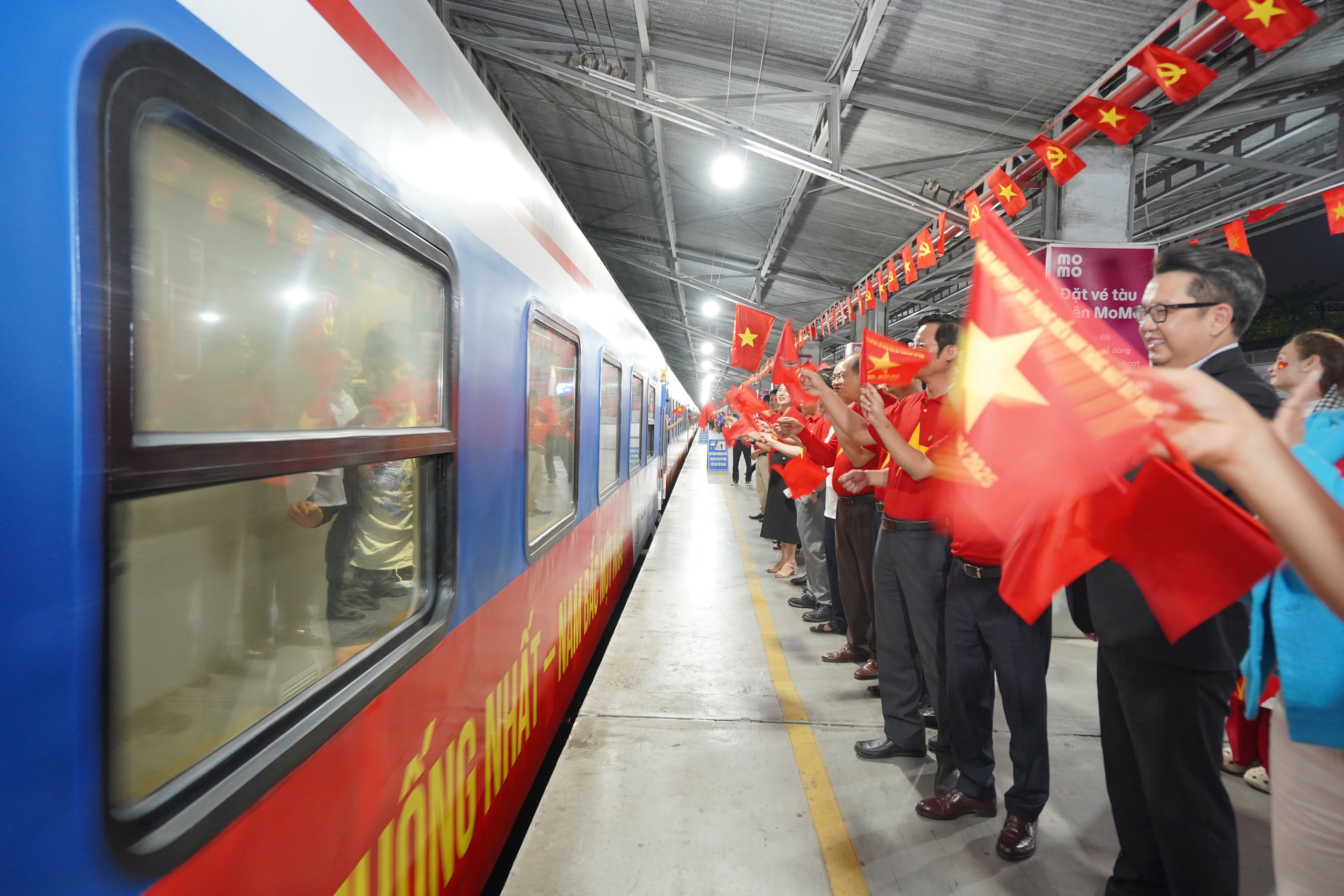 'Đoàn tàu Thống Nhất' đặc biệt khởi hành, kỷ niệm 50 năm đất nước thống nhất- Ảnh 1. 'Đoàn tàu Thống Nhất' đặc biệt khởi hành, kỷ niệm 50 năm đất nước thống nhất- Ảnh 1.