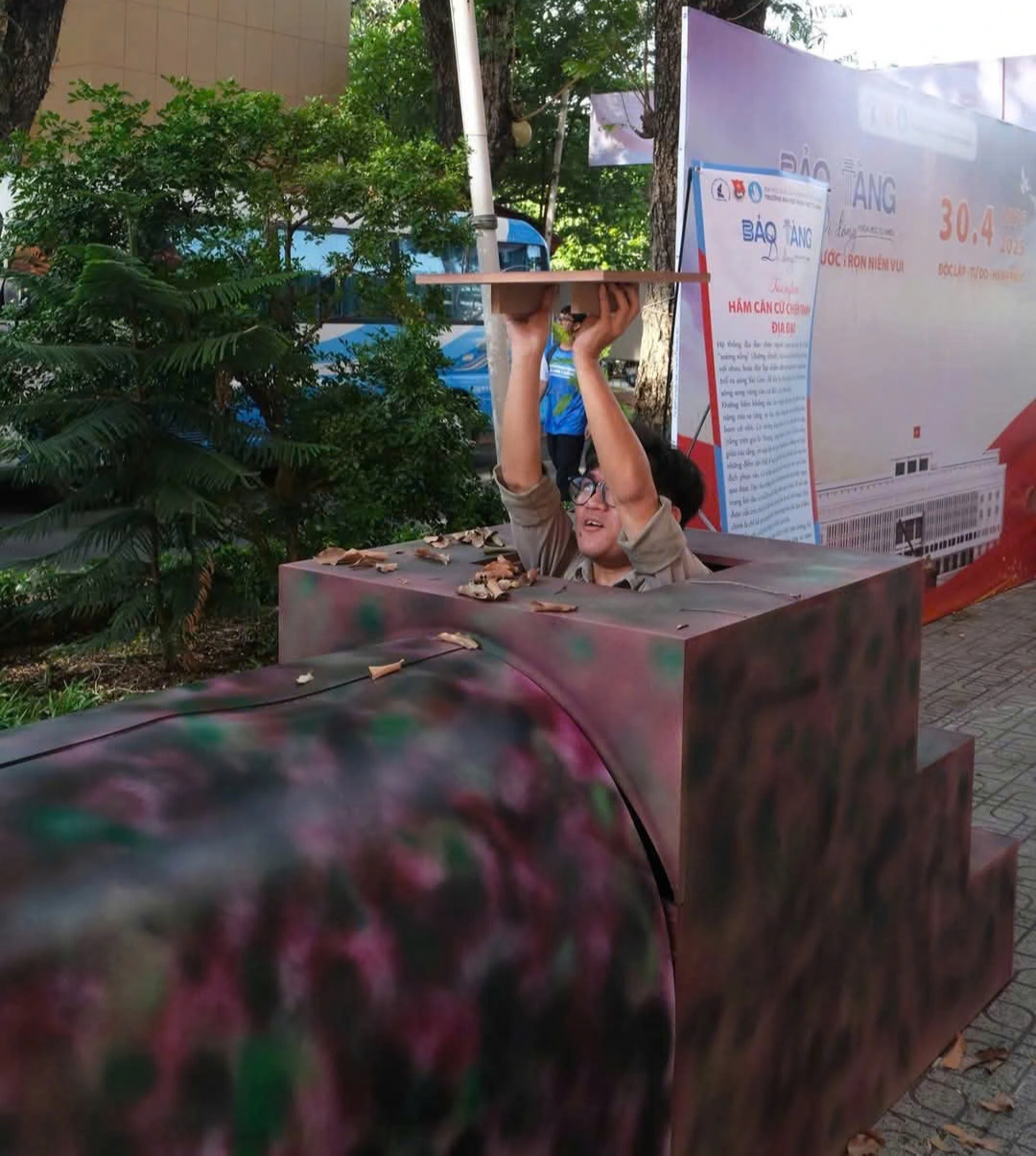 Sinh viên trải nghiệm mô hình Địa đạo Củ Chi ngay tại trường - Ảnh 4. Sinh viên trải nghiệm mô hình Địa đạo Củ Chi ngay tại trường - Ảnh 4.