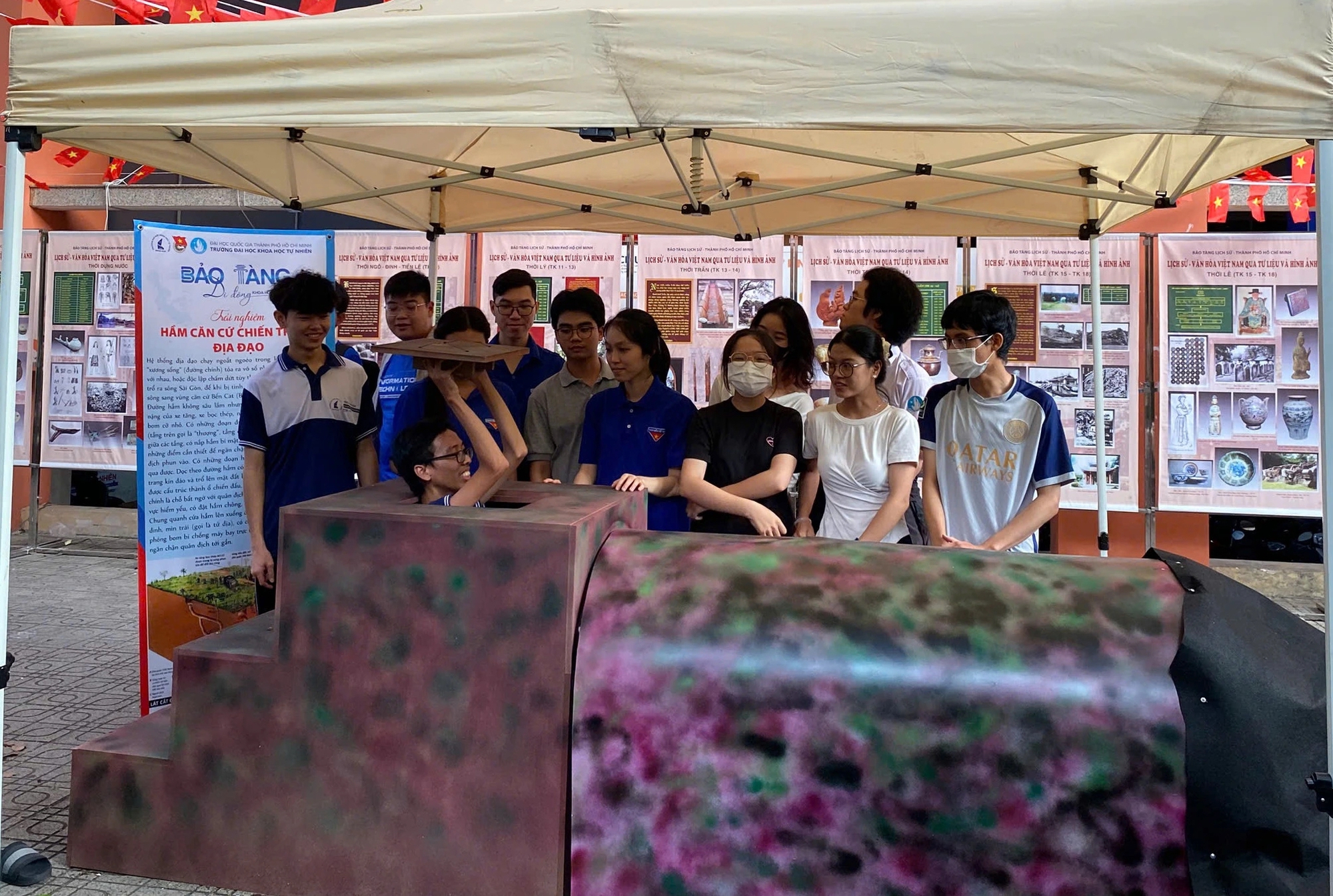 Sinh viên trải nghiệm mô hình Địa đạo Củ Chi ngay tại trường - Ảnh 6. Sinh viên trải nghiệm mô hình Địa đạo Củ Chi ngay tại trường - Ảnh 6.