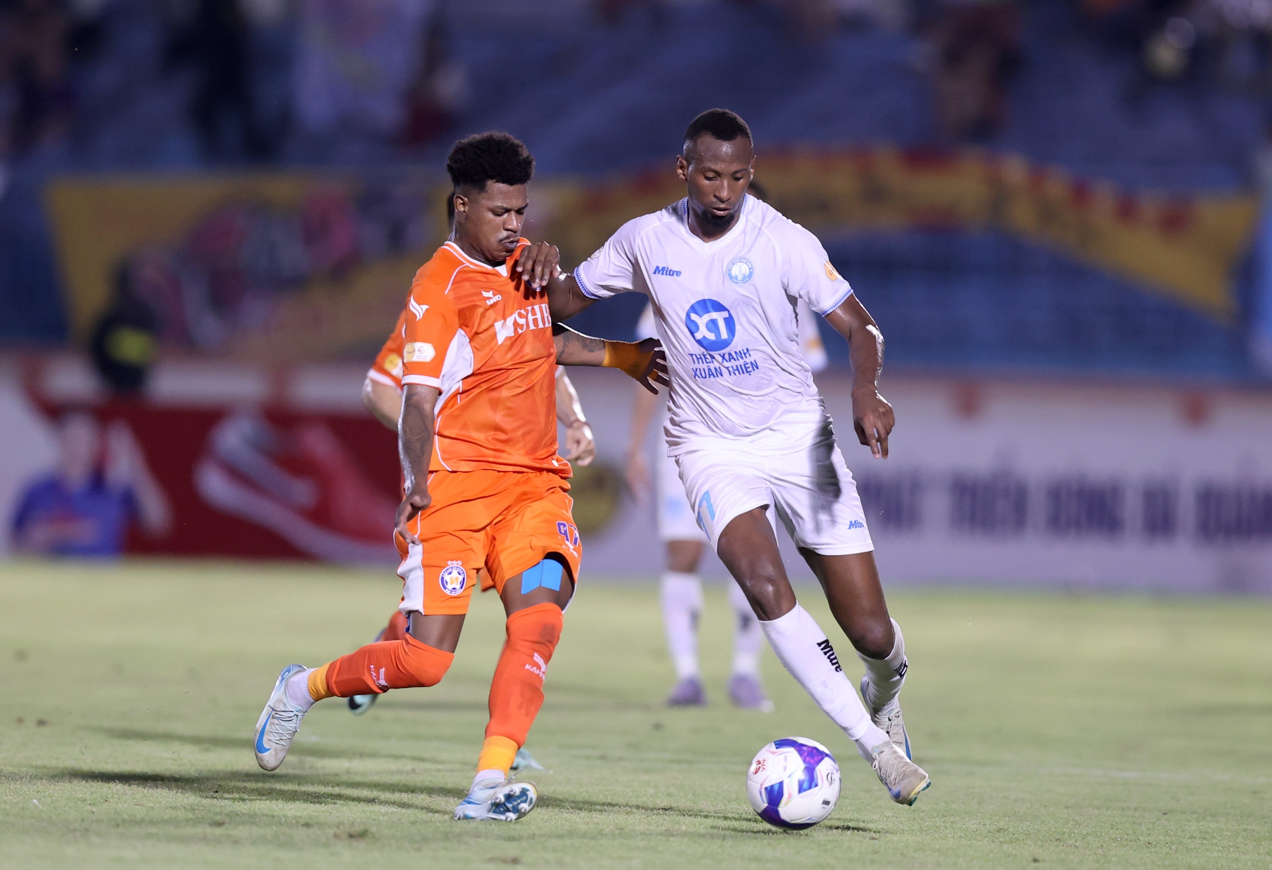 HAGL sáng cửa, Hải Phòng không còn nơm nớp: Nhưng cuộc chiến trụ hạng V-League vẫn dữ dội- Ảnh 4. HAGL sáng cửa, Hải Phòng không còn nơm nớp: Nhưng cuộc chiến trụ hạng V-League vẫn dữ dội- Ảnh 4.