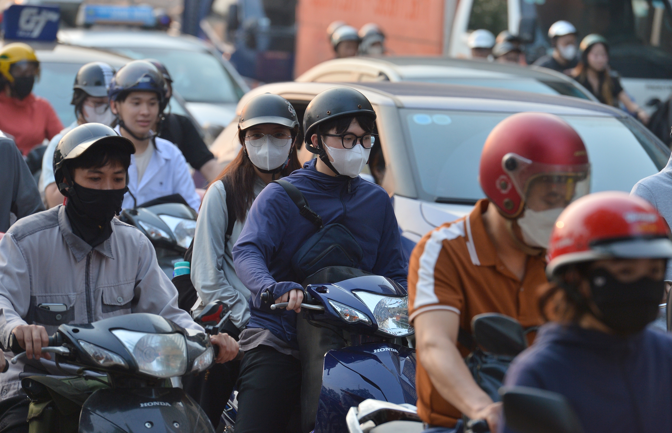 Đường phố Hà Nội ùn tắc nghiêm trọng, CSGT phát loa nhắc người dân đi đúng luật- Ảnh 10.