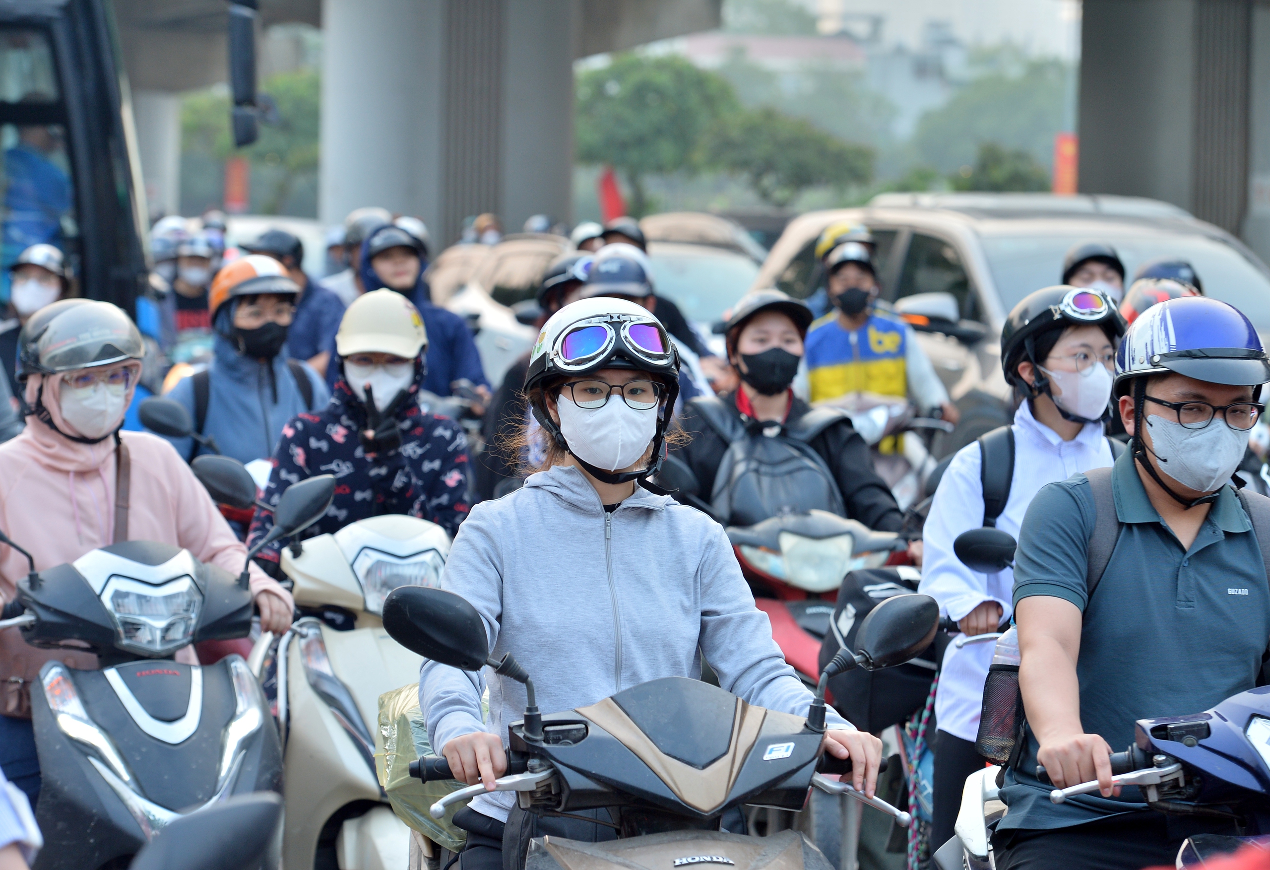 Đường phố Hà Nội ùn tắc nghiêm trọng, CSGT phát loa nhắc người dân đi đúng luật- Ảnh 8.