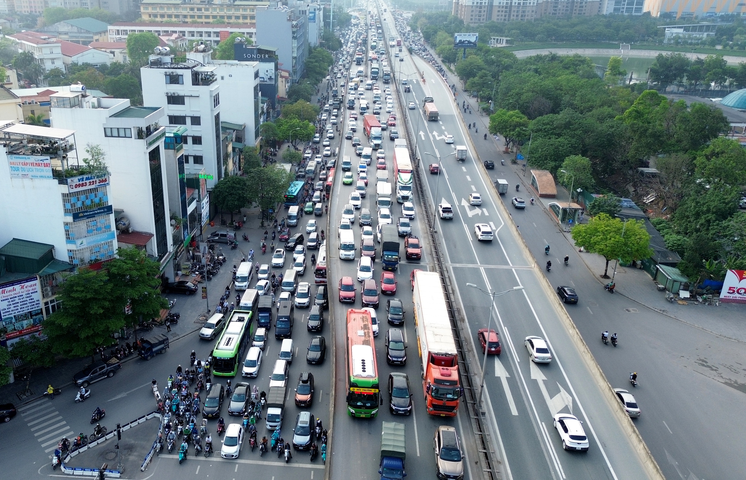 Đường phố Hà Nội ùn tắc nghiêm trọng, CSGT phát loa nhắc người dân đi đúng luật- Ảnh 5.