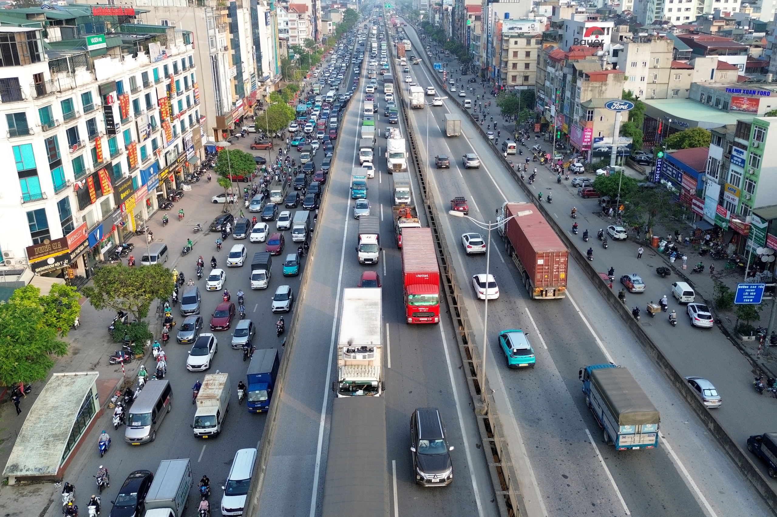 Đường phố Hà Nội ùn tắc nghiêm trọng, CSGT phát loa nhắc người dân đi đúng luật- Ảnh 4.