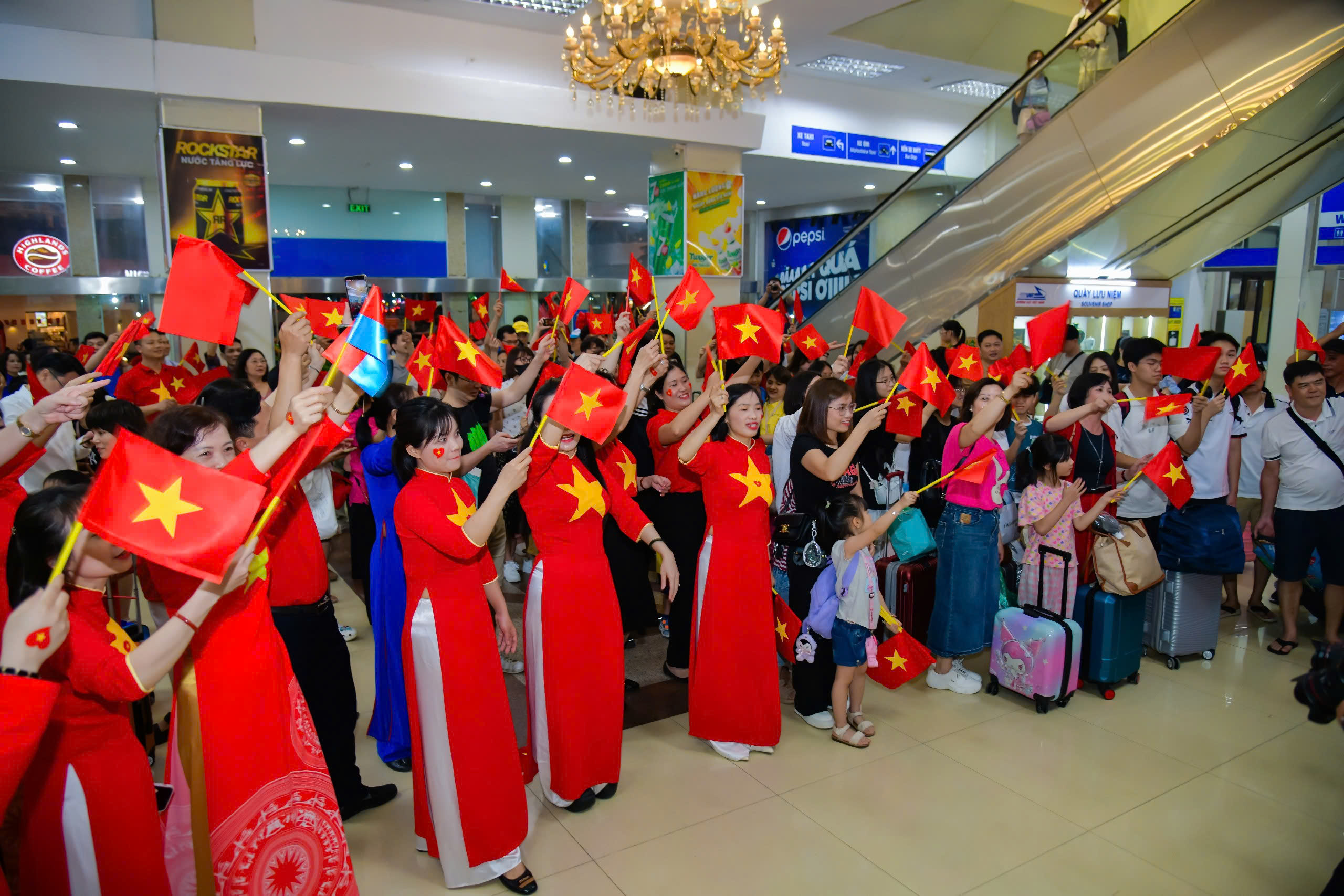 Rực rỡ đoàn tàu Thống Nhất, Bắc - Nam hội tụ trong ngày 30.4- Ảnh 2. Rực rỡ đoàn tàu Thống Nhất, Bắc - Nam hội tụ trong ngày 30.4- Ảnh 2.