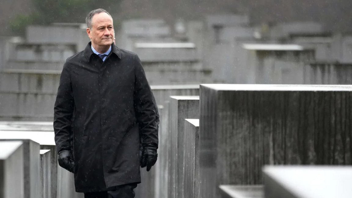 Ông Trump sa thải chồng bà Kamala Harris khỏi hội đồng tưởng niệm nạn nhân Holocaust- Ảnh 1. Ông Trump sa thải chồng bà Kamala Harris khỏi hội đồng tưởng niệm nạn nhân Holocaust- Ảnh 1.