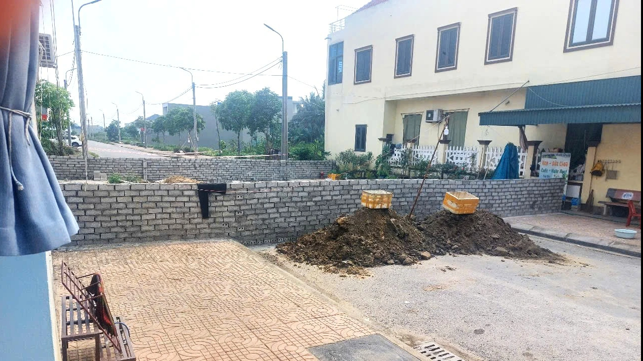 Dân xây tường rào chắn ngang đường ở TT . Nga Sơn: Chính quyền thừa nhận sai sót - Ảnh 1.