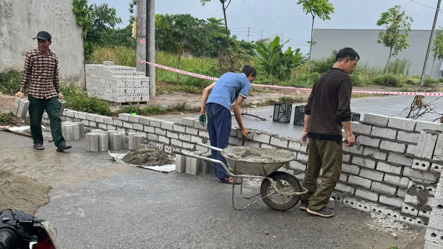 Dân xây tường rào chắn ngang đường ở TT . Nga Sơn: Chính quyền thừa nhận sai sót - Ảnh 2.