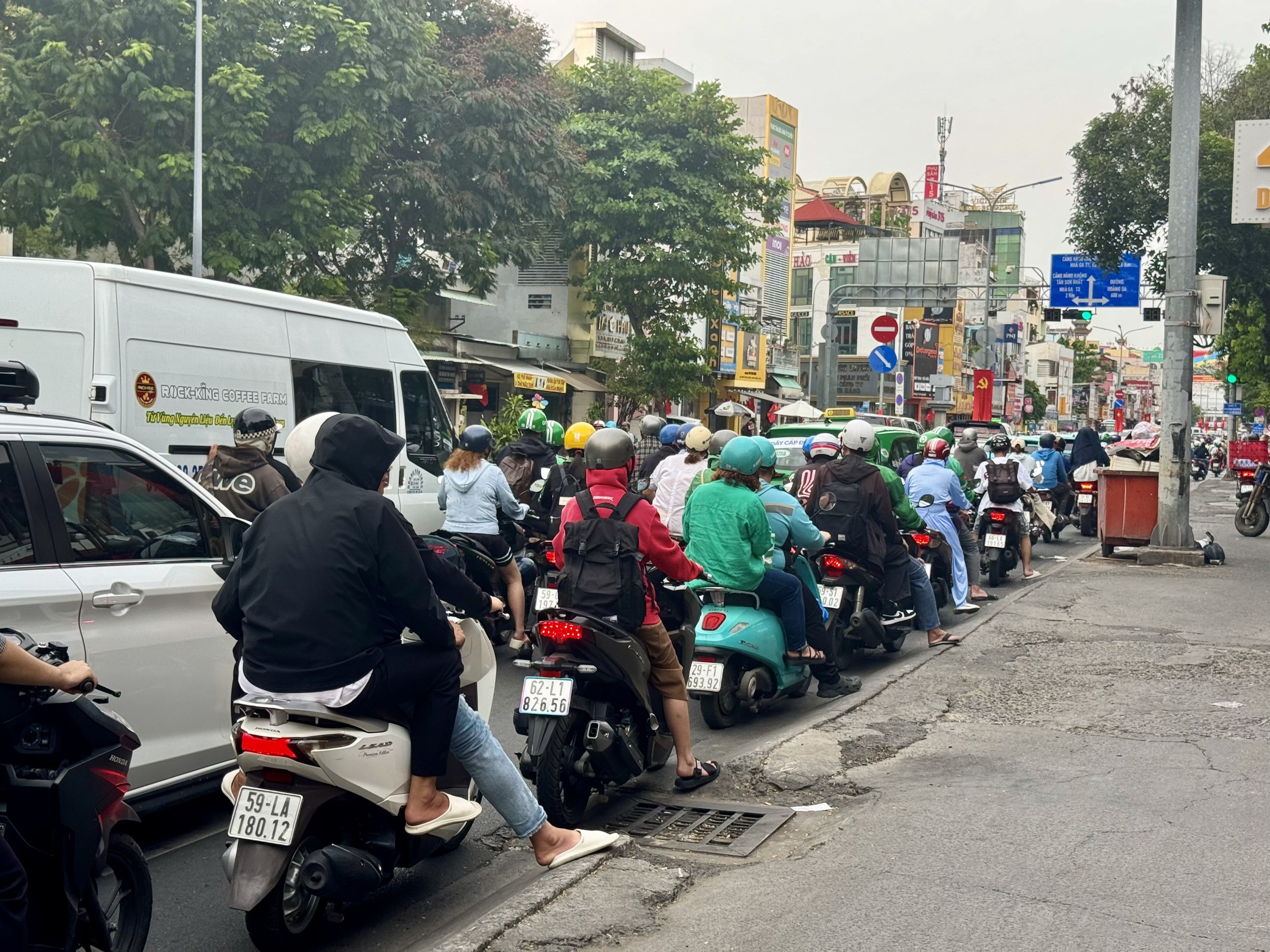 Sân bay Tân Sơn Nhất nhộn nhip, đông người về quê, đi du lịch nghỉ lễ 30.4 - Ảnh 8.
