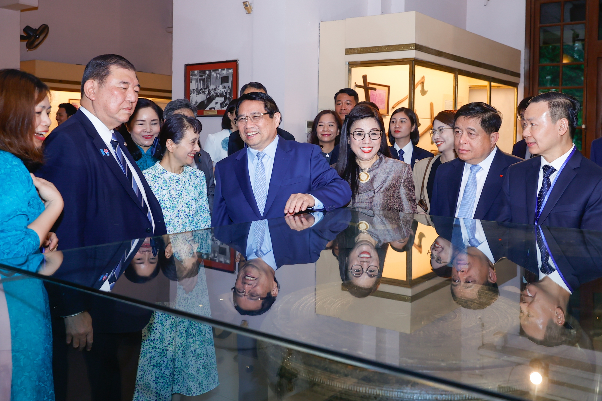 Thủ tướng Phạm Minh Chính và Thủ tướng Nhật Bản thăm Bảo tàng Lịch sử Quốc gia - Ảnh 2. Thủ tướng Phạm Minh Chính và Thủ tướng Nhật Bản thăm Bảo tàng Lịch sử Quốc gia - Ảnh 2.