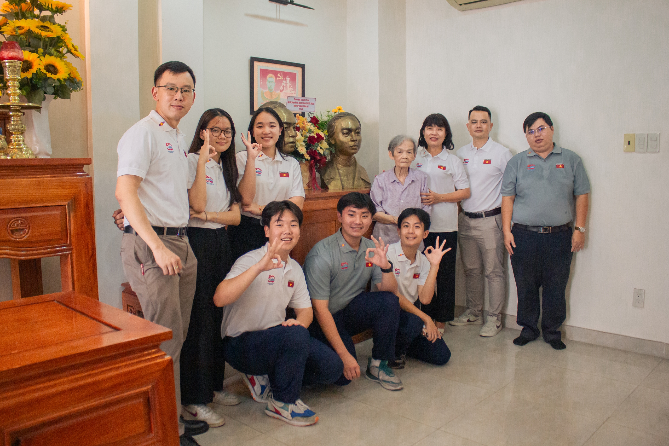 Trường học từ Nam chí Bắc rợp bóng cờ hoa với nhiều hoạt động mừng 30.4 - Ảnh 3.