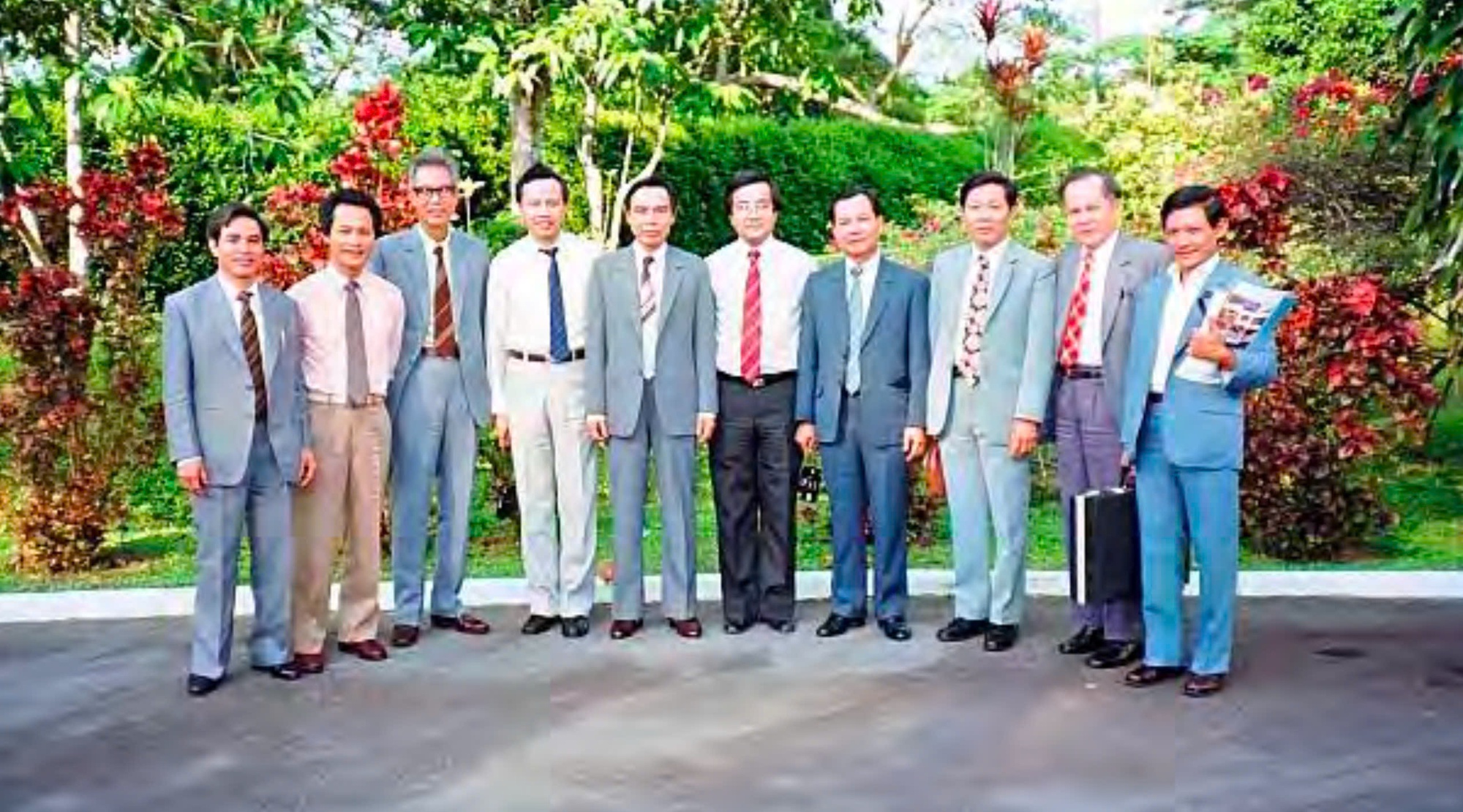 Mở lối bang giao trong thế cấm vận- Ảnh 6. Mở lối bang giao trong thế cấm vận- Ảnh 6.