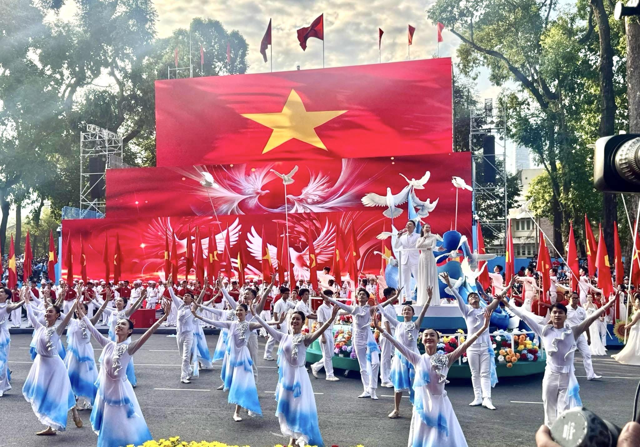 Chương trình 'Rạng rỡ non sông Việt Nam' mừng 50 năm thống nhất đất nước- Ảnh 1.