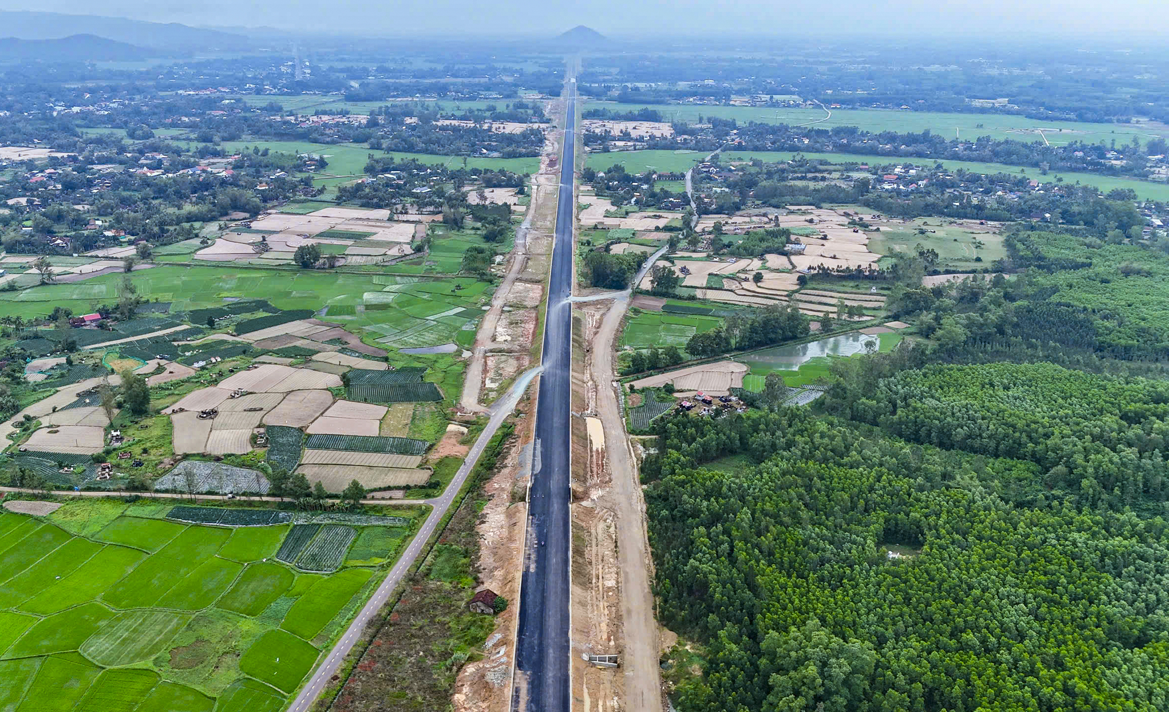 Thi công xuyên lễ, đẩy nhanh tiến độ trên cao tốc Hoài Nhơn - Quy Nhơn- Ảnh 4. Thi công xuyên lễ, đẩy nhanh tiến độ trên cao tốc Hoài Nhơn - Quy Nhơn- Ảnh 4.