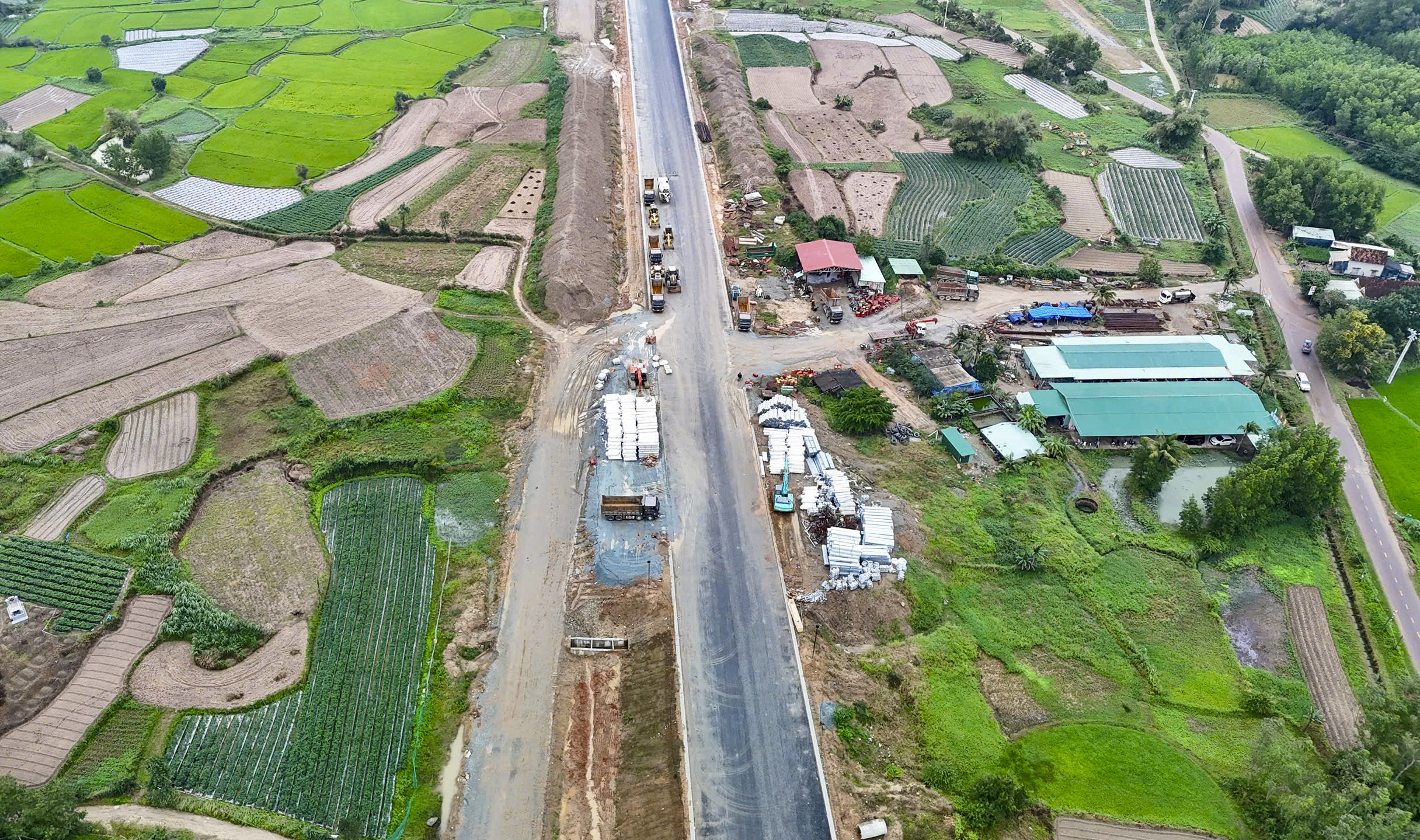 Thi công xuyên lễ, đẩy nhanh tiến độ trên cao tốc Hoài Nhơn - Quy Nhơn- Ảnh 1. Thi công xuyên lễ, đẩy nhanh tiến độ trên cao tốc Hoài Nhơn - Quy Nhơn- Ảnh 1.