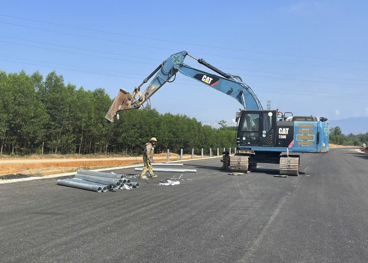 Thi công xuyên lễ, đẩy nhanh tiến độ trên cao tốc Hoài Nhơn - Quy Nhơn- Ảnh 2. Thi công xuyên lễ, đẩy nhanh tiến độ trên cao tốc Hoài Nhơn - Quy Nhơn- Ảnh 2.