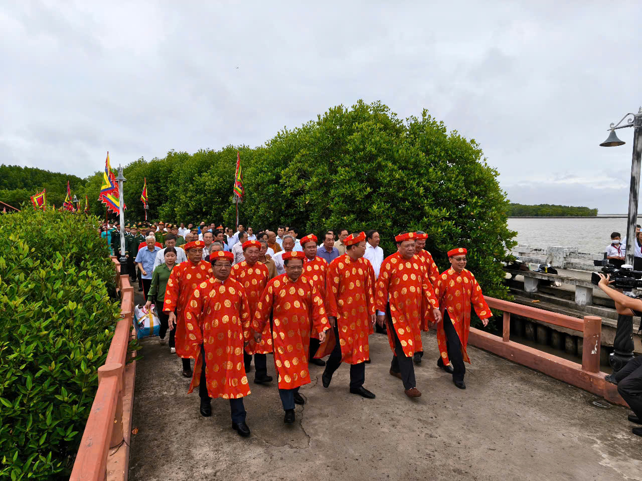 ប្រជាជនកាម៉ៅគោរពវិញ្ញាណក្ខន្ធបុព្វបុរសជាតិ ដោយរំលឹកដល់ឫសគល់នៃប្រជាជាតិ - រូបថតទី ១។ Người dân Cà Mau tri ân Quốc tổ, hướng về cội nguồn dân tộc- Ảnh 1.