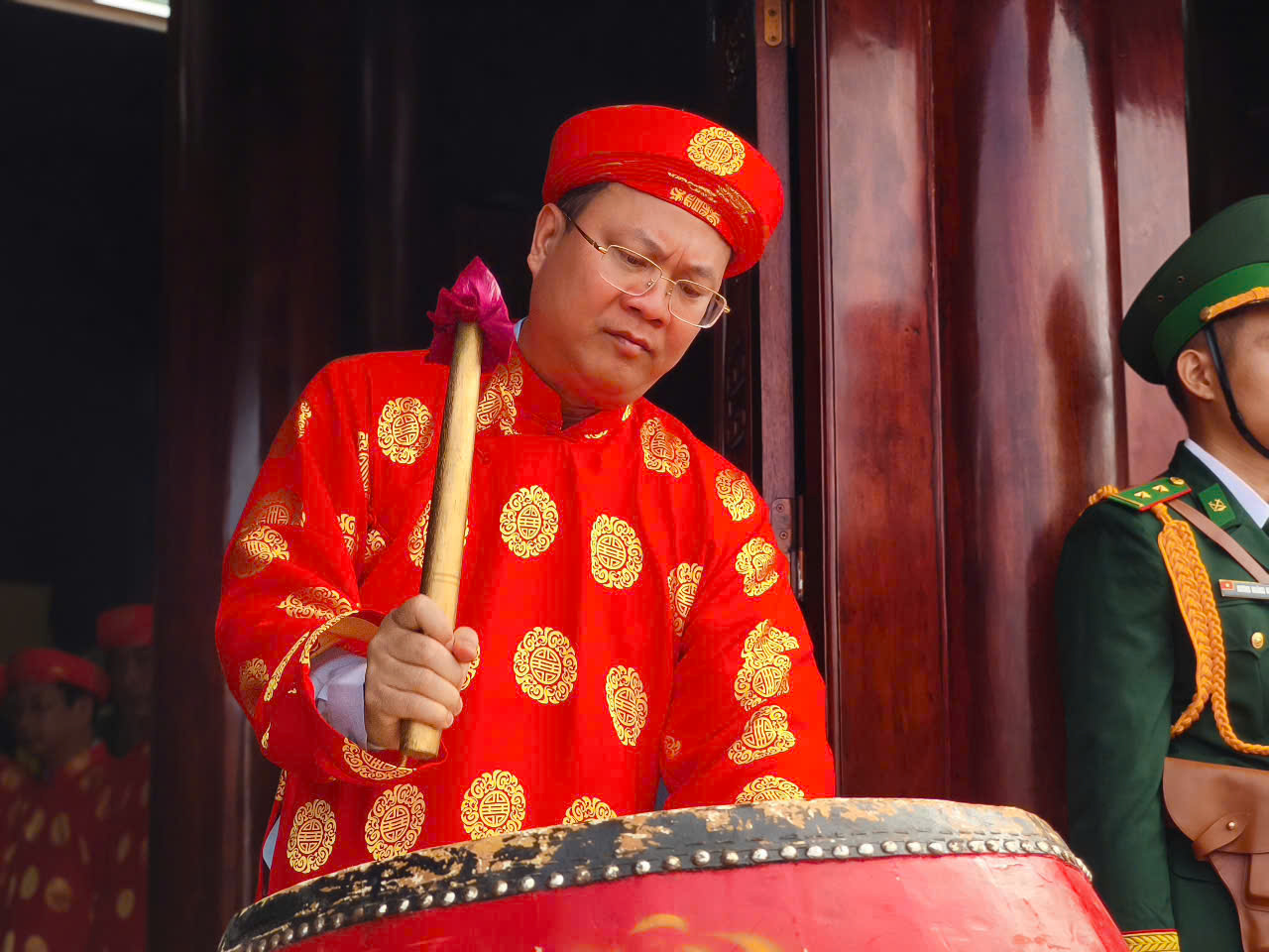 ប្រជាជនកាម៉ៅគោរពវិញ្ញាណក្ខន្ធបុព្វបុរសជាតិ ដោយរំលឹកដល់ឫសគល់នៃប្រជាជាតិ - រូបថតទី 3។ Người dân Cà Mau tri ân Quốc tổ, hướng về cội nguồn dân tộc- Ảnh 3.