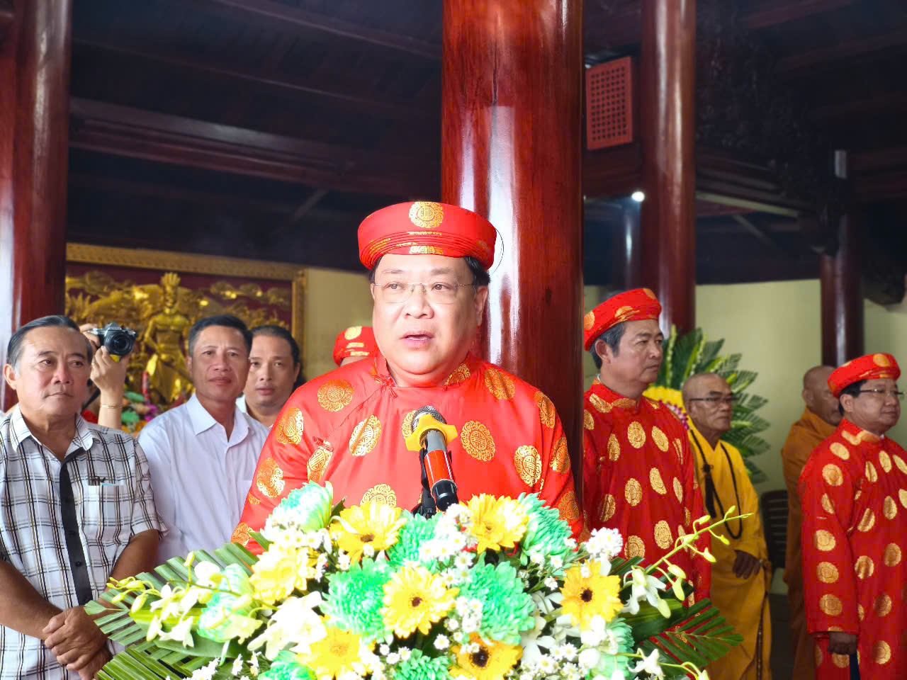 ប្រជាជនកាម៉ៅគោរពវិញ្ញាណក្ខន្ធបុព្វបុរសជាតិ ដោយងាកមើលទៅឫសគល់នៃប្រជាជាតិ - រូបថតទី៤។ Người dân Cà Mau tri ân Quốc tổ, hướng về cội nguồn dân tộc- Ảnh 4.