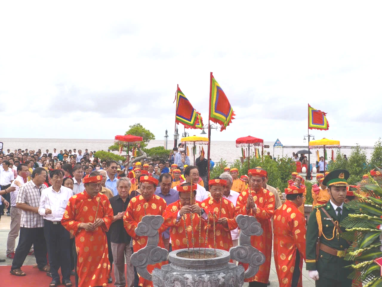 ប្រជាជនកាម៉ៅគោរពវិញ្ញាណក្ខន្ធបុព្វបុរសជាតិ ដោយងាកមើលទៅឫសគល់នៃប្រជាជាតិ - រូបថតទី ២។ Người dân Cà Mau tri ân Quốc tổ, hướng về cội nguồn dân tộc- Ảnh 2.