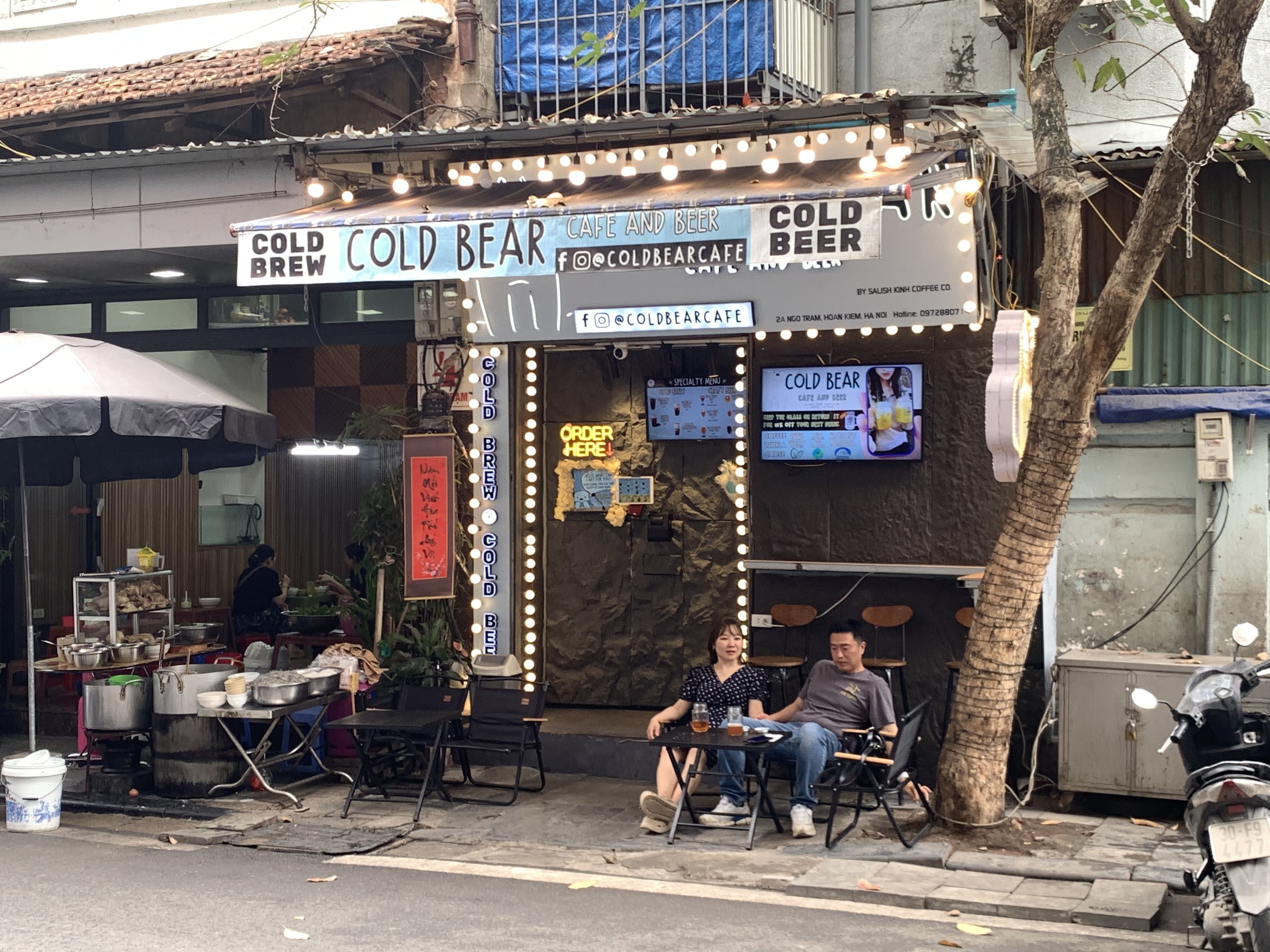 Độc lạ quán cà phê 'lỗ' cho người hướng nội: Order qua gấu Bắc Cực - Ảnh 1.
