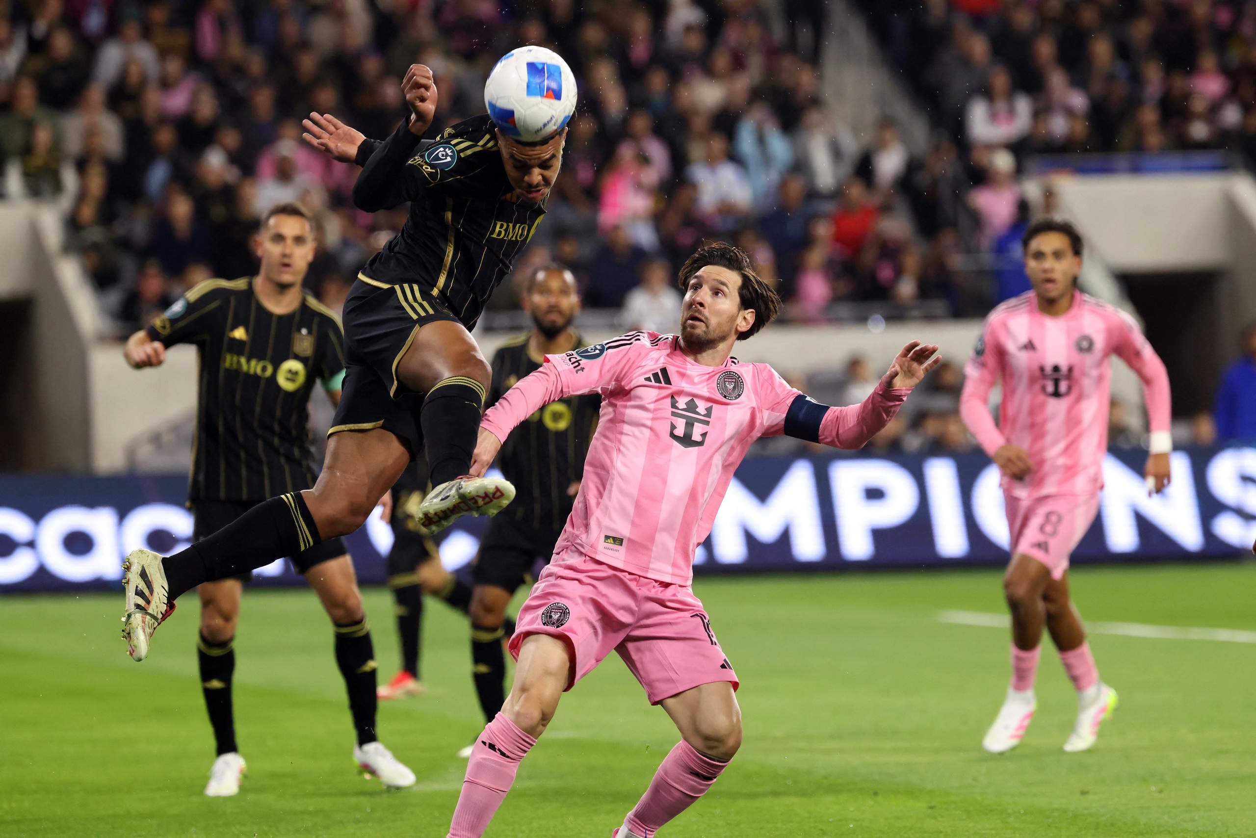 Vệ sĩ riêng của Messi bất ngờ xuất hiện, có hành động gây chú ý- Ảnh 2.