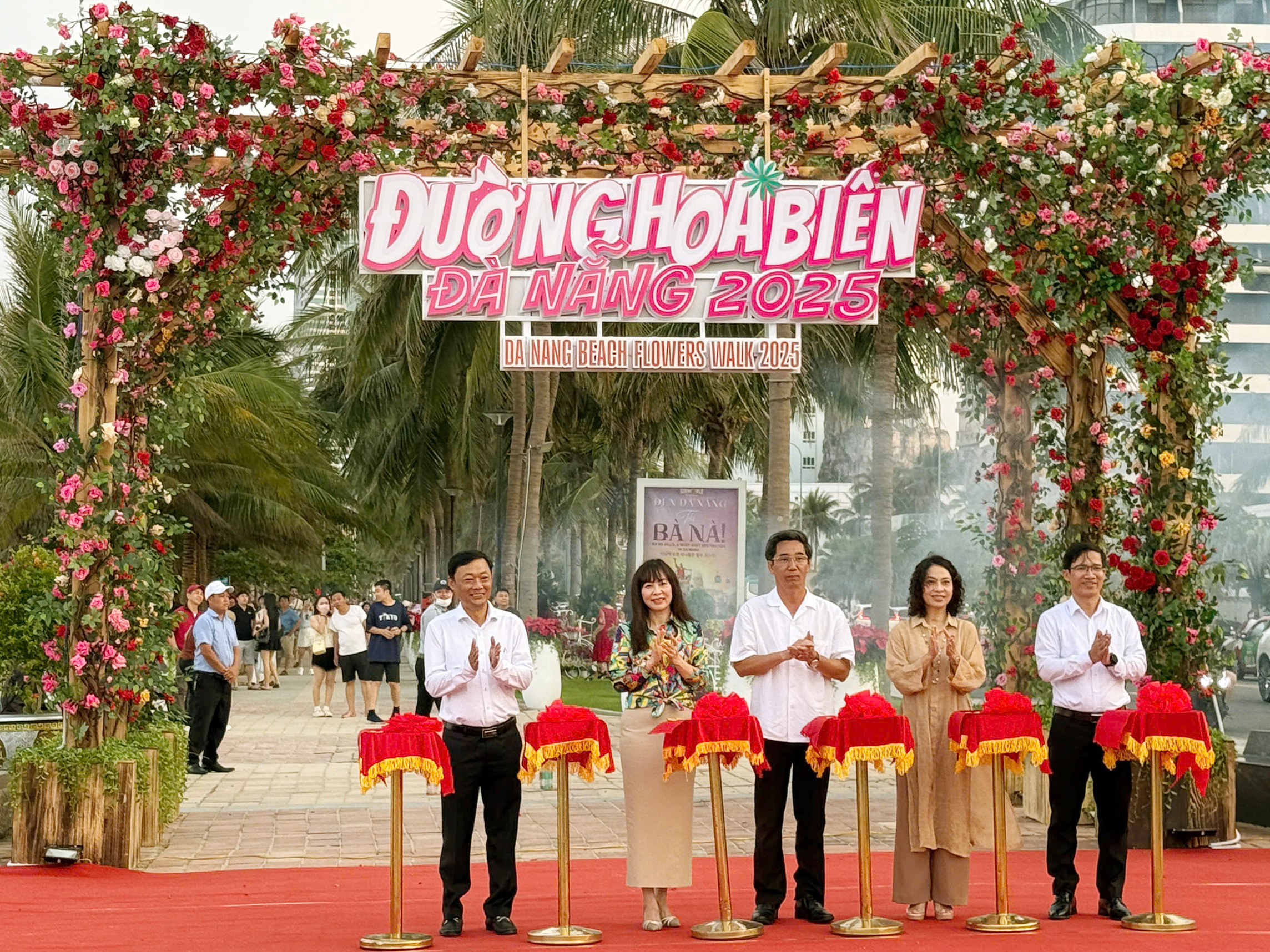Đường ven biển hóa đường hoa, người người nô nức check-in Đường ven biển hóa đường hoa, người người nô nức check-in