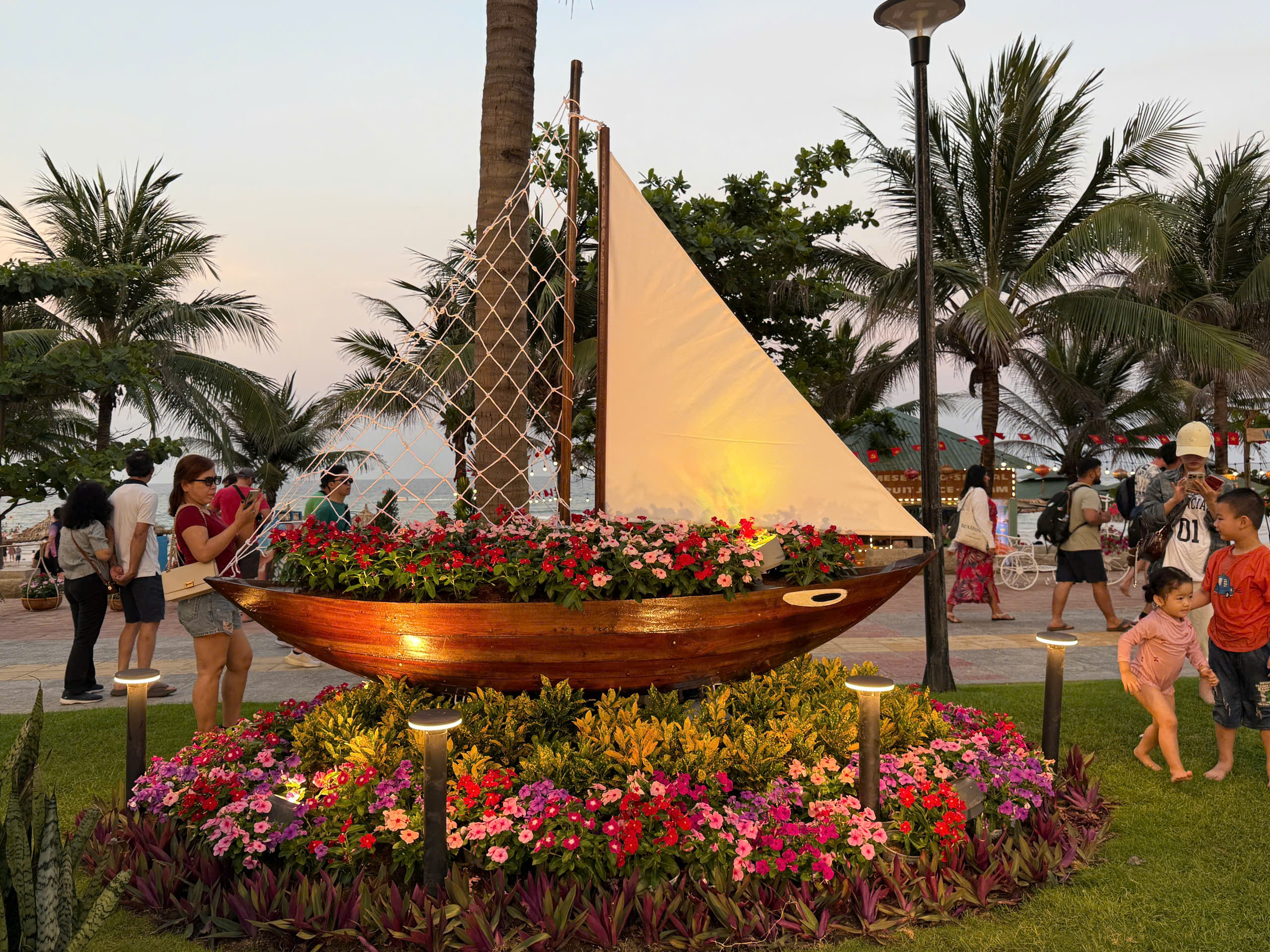 Đường ven biển hóa đường hoa, người người nô nức check-in- Ảnh 10. Đường ven biển hóa đường hoa, người người nô nức check-in- Ảnh 10.