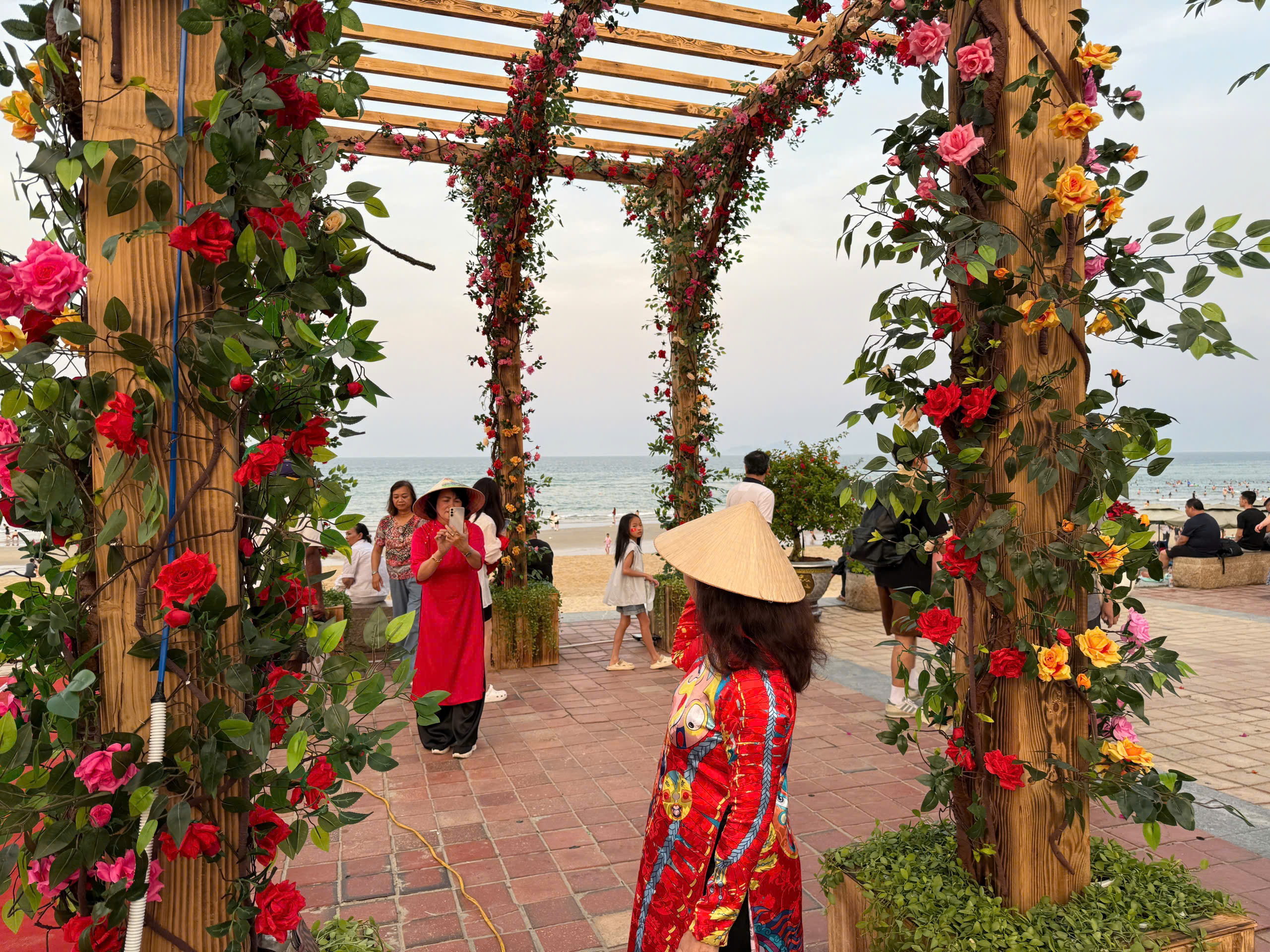 Đường ven biển hóa đường hoa, người người nô nức check-in- Ảnh 2. Đường ven biển hóa đường hoa, người người nô nức check-in- Ảnh 2.