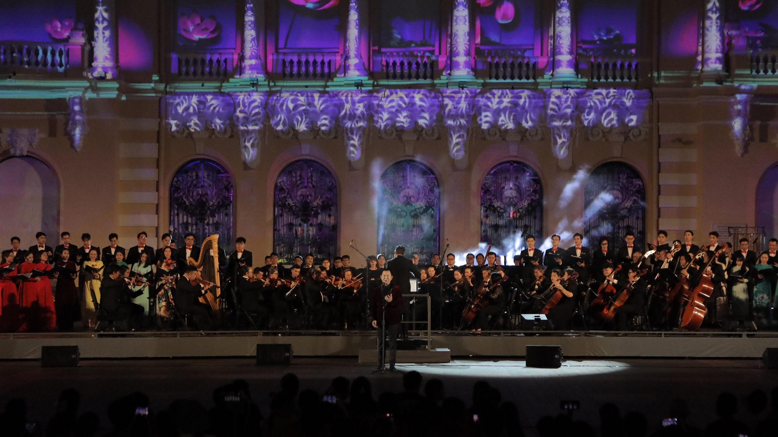 'Biển người' đổ về phố đi bộ Nguyễn Huệ tham dự 'Sắc m&agrave;u th&agrave;nh phố B&aacute;c'- Ảnh 2.