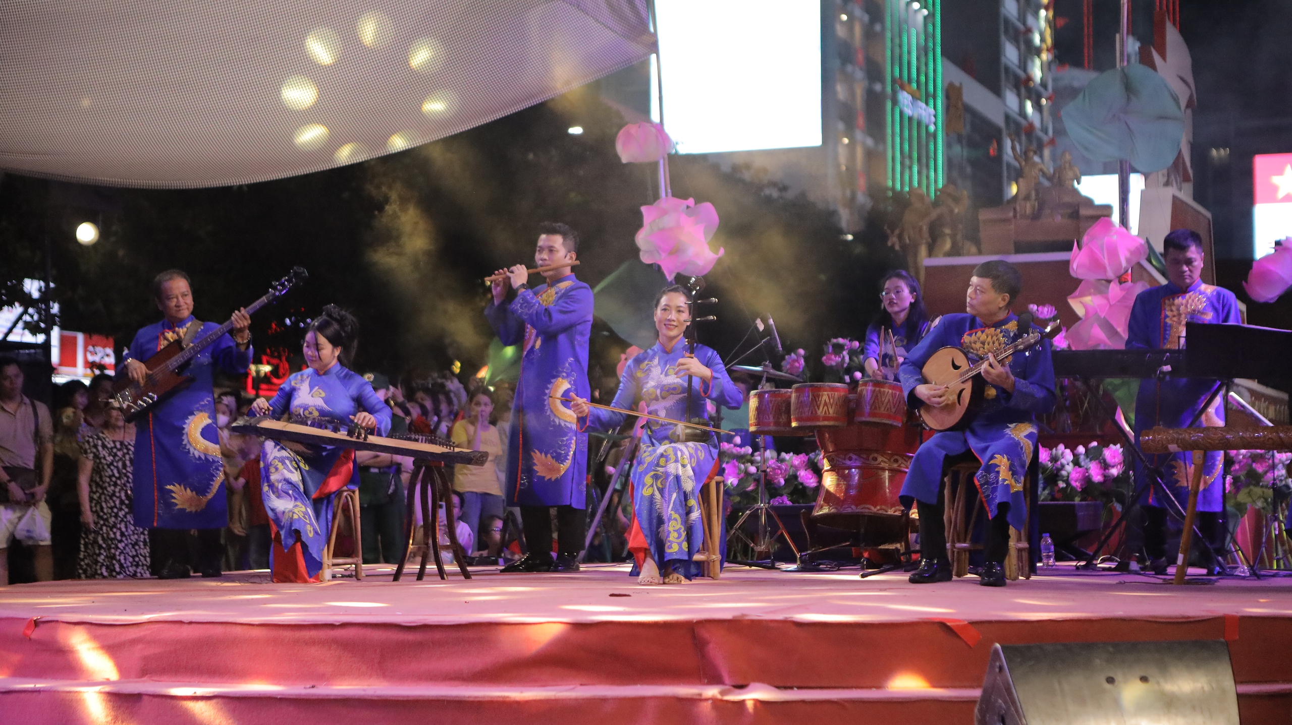 'Biển người' đổ về phố đi bộ Nguyễn Huệ tham dự 'Sắc m&agrave;u th&agrave;nh phố B&aacute;c'- Ảnh 3.