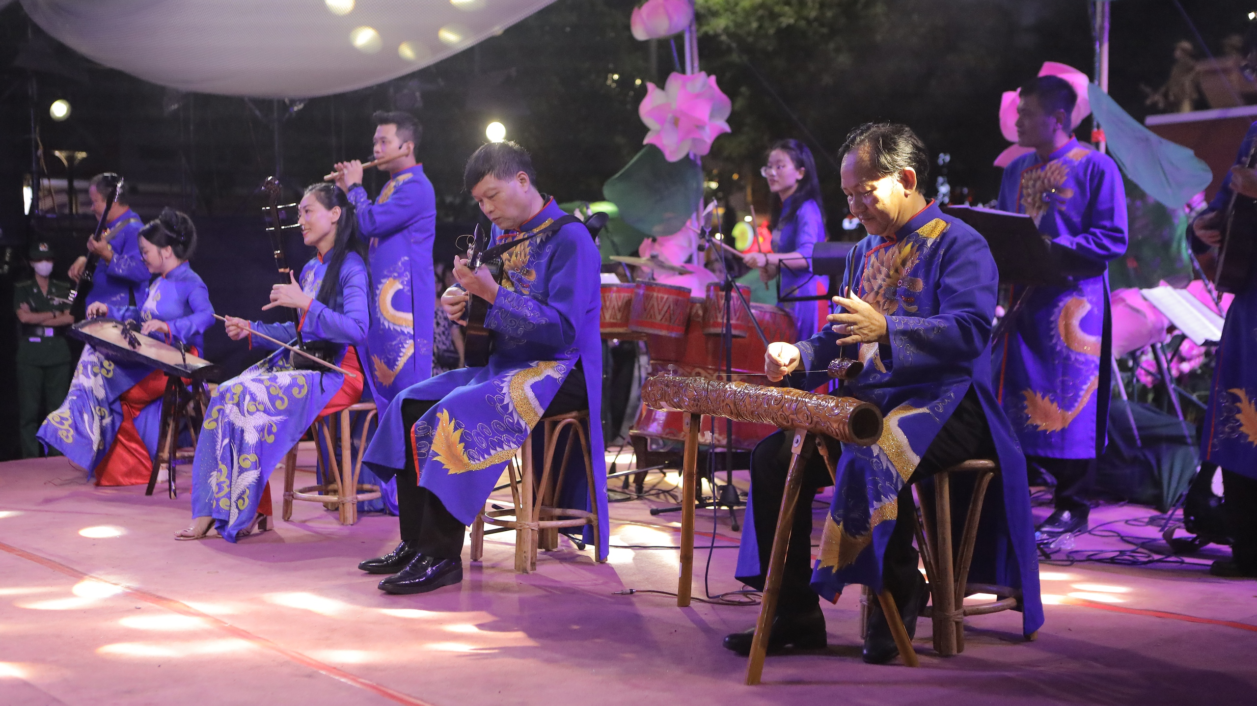 Cẩm Ly, Phương Mỹ Chi hát dân ca giữa hàng chục ngàn khán giả- Ảnh 6. Cẩm Ly, Phương Mỹ Chi hát dân ca giữa hàng chục ngàn khán giả- Ảnh 6.