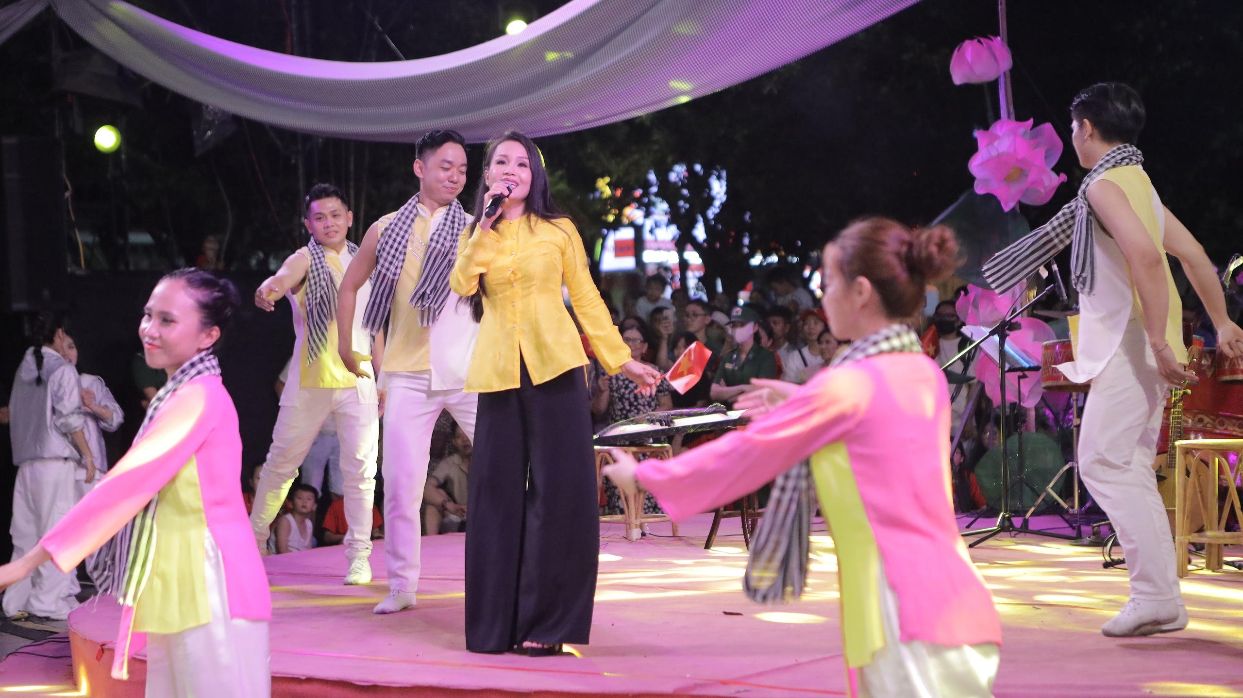Cẩm Ly, Phương Mỹ Chi hát dân ca giữa hàng chục ngàn khán giả- Ảnh 2. Cẩm Ly, Phương Mỹ Chi hát dân ca giữa hàng chục ngàn khán giả- Ảnh 2.