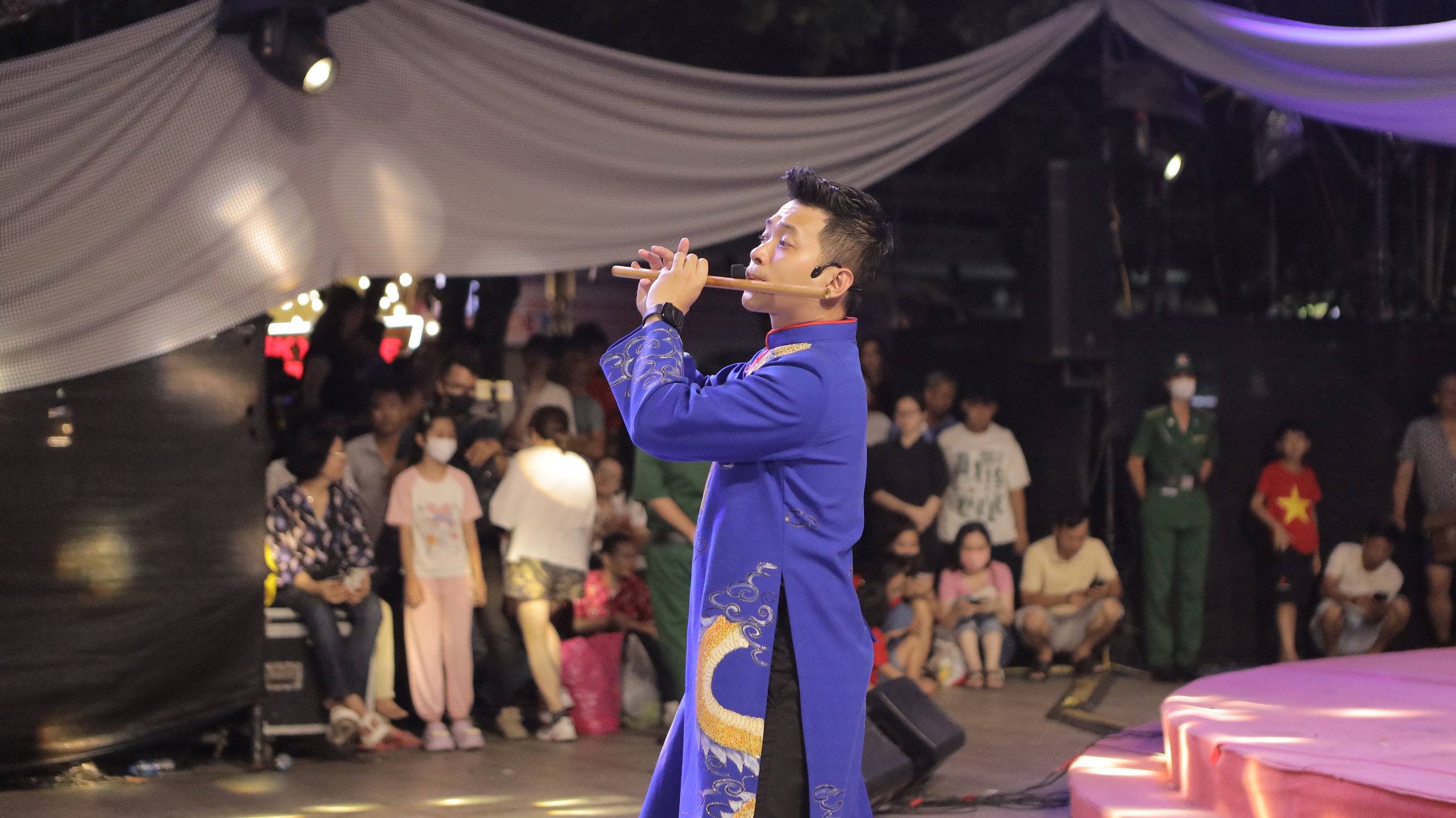 Cẩm Ly, Phương Mỹ Chi hát dân ca giữa hàng chục ngàn khán giả- Ảnh 7. Cẩm Ly, Phương Mỹ Chi hát dân ca giữa hàng chục ngàn khán giả- Ảnh 7.
