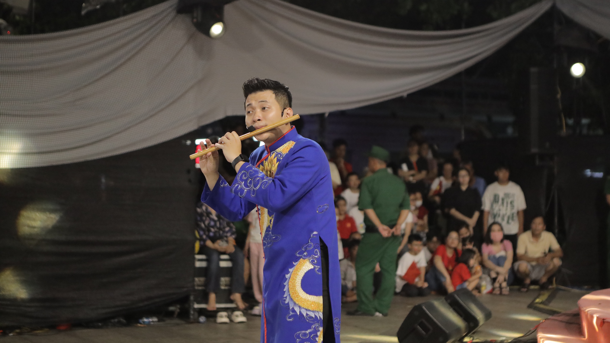 'Biển người' đổ về phố đi bộ Nguyễn Huệ tham dự 'Sắc m&agrave;u th&agrave;nh phố B&aacute;c'- Ảnh 4.