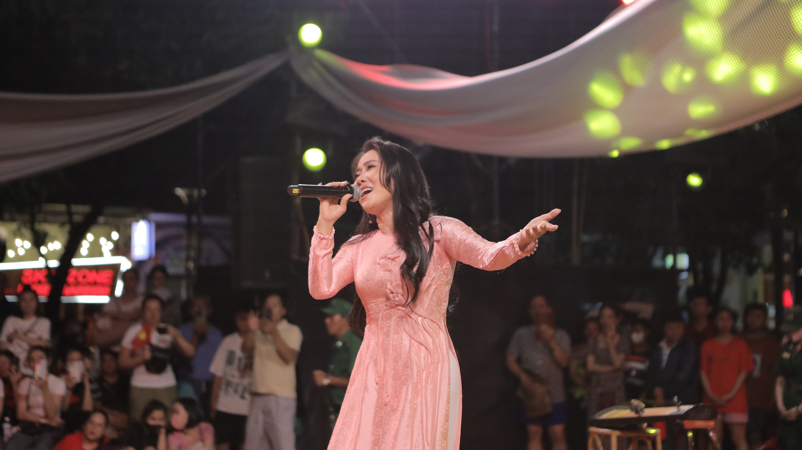 Cẩm Ly, Phương Mỹ Chi hát dân ca giữa hàng chục ngàn khán giả- Ảnh 4. Cẩm Ly, Phương Mỹ Chi hát dân ca giữa hàng chục ngàn khán giả- Ảnh 4.