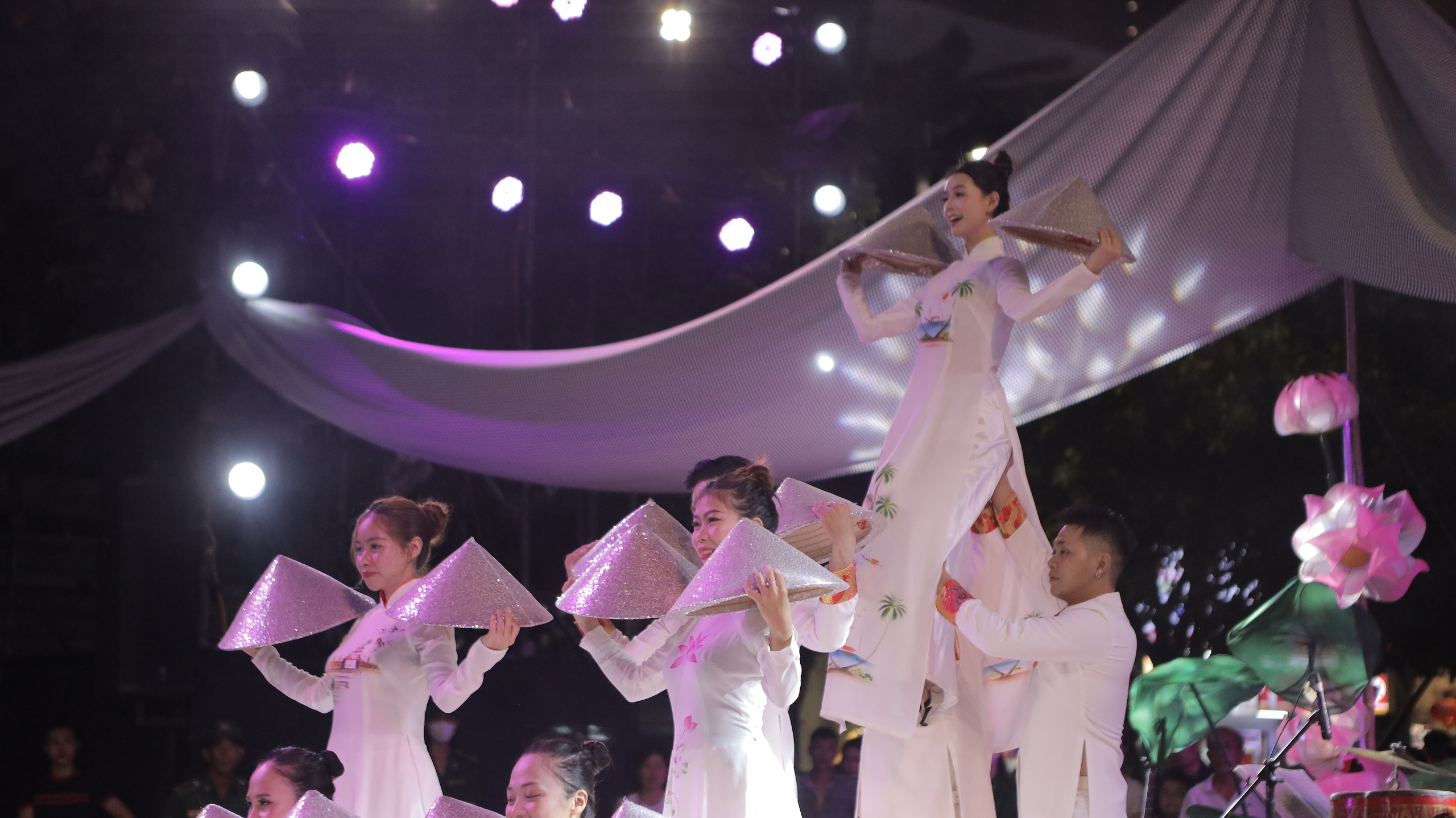 Cẩm Ly, Phương Mỹ Chi hát dân ca giữa hàng chục ngàn khán giả- Ảnh 8. Cẩm Ly, Phương Mỹ Chi hát dân ca giữa hàng chục ngàn khán giả- Ảnh 8.