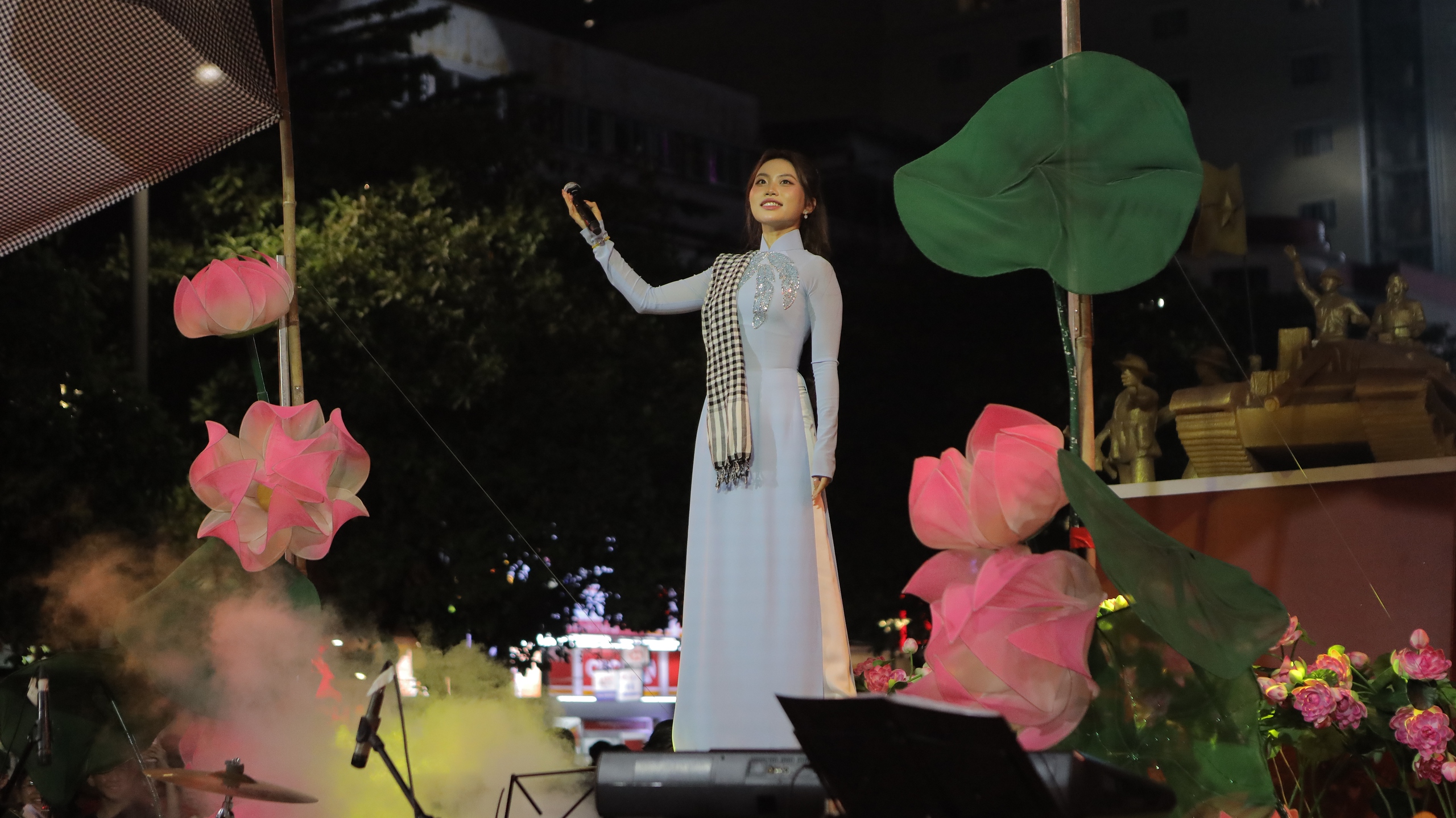Cẩm Ly, Phương Mỹ Chi hát dân ca giữa hàng chục ngàn khán giả- Ảnh 10. Cẩm Ly, Phương Mỹ Chi hát dân ca giữa hàng chục ngàn khán giả- Ảnh 10.