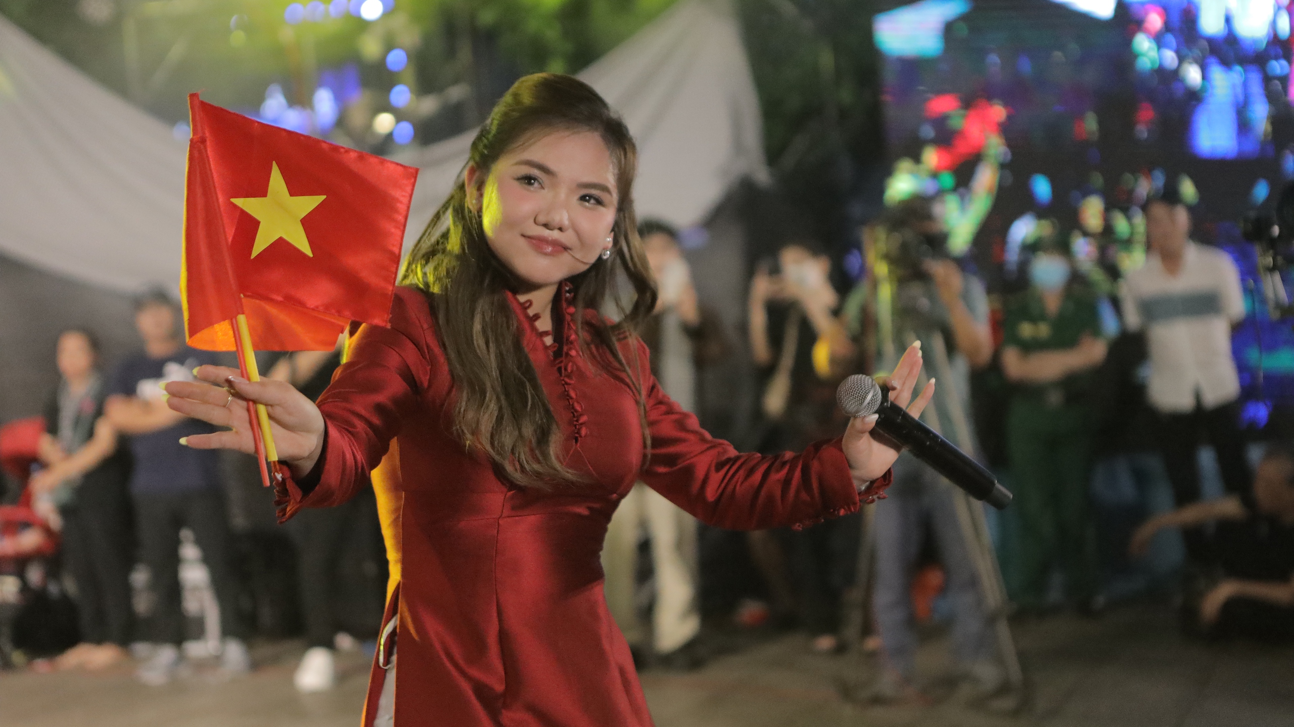 Cẩm Ly, Phương Mỹ Chi hát dân ca giữa hàng chục ngàn khán giả- Ảnh 12. Cẩm Ly, Phương Mỹ Chi hát dân ca giữa hàng chục ngàn khán giả- Ảnh 12.