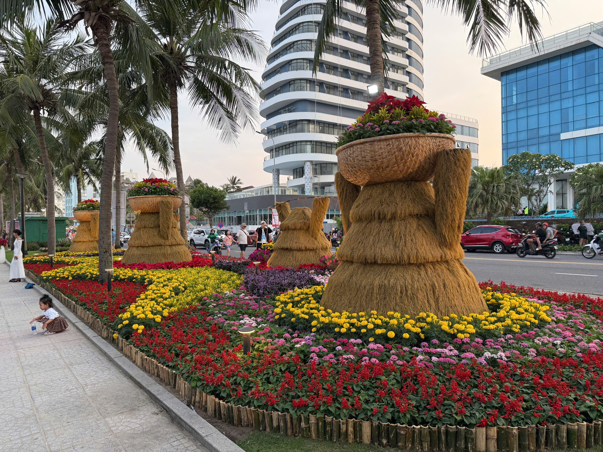 Đường ven biển hóa đường hoa, người người nô nức check-in- Ảnh 3. Đường ven biển hóa đường hoa, người người nô nức check-in- Ảnh 3.